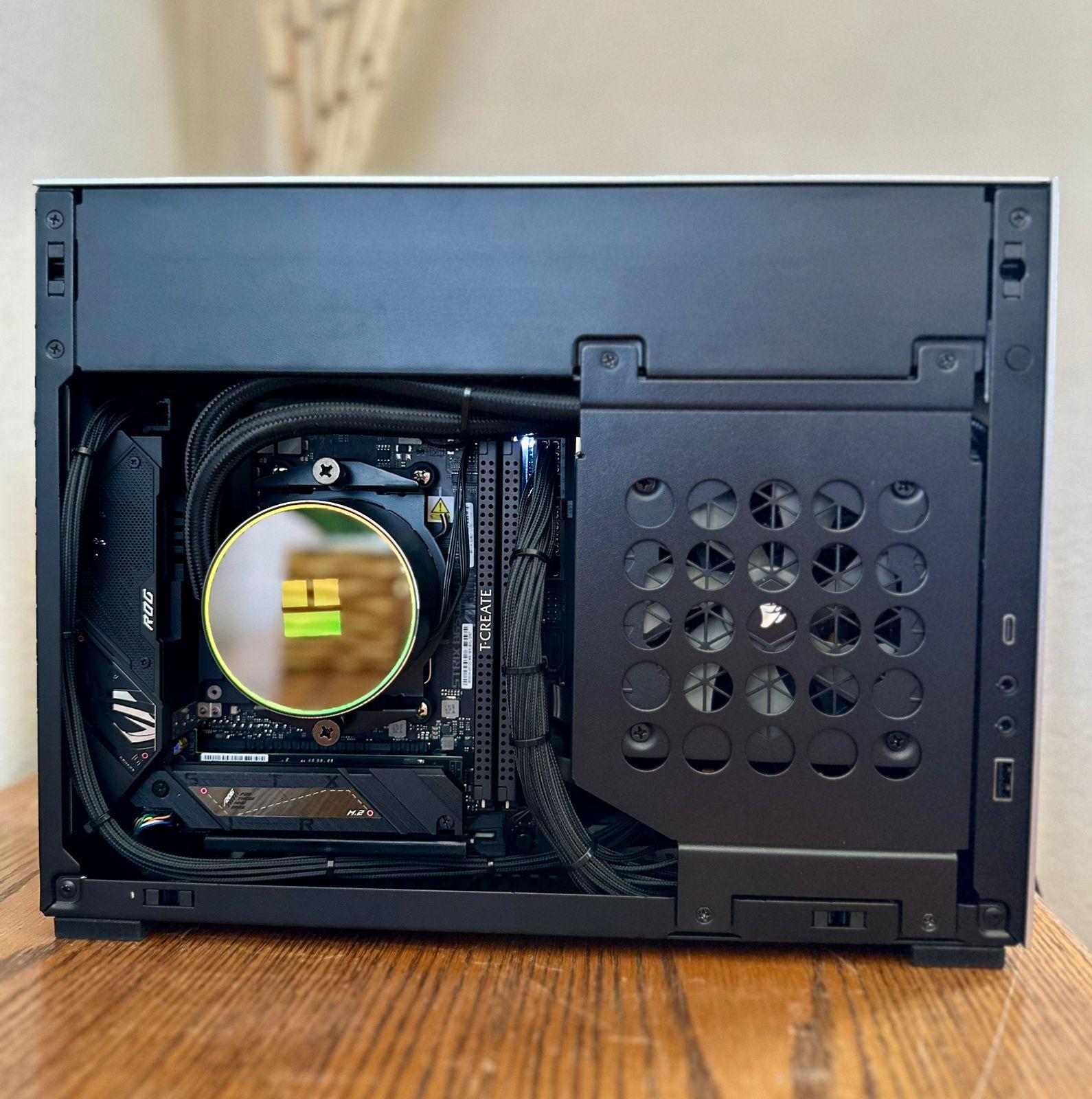 SFF PC RTX 5070 TI + R7X3D