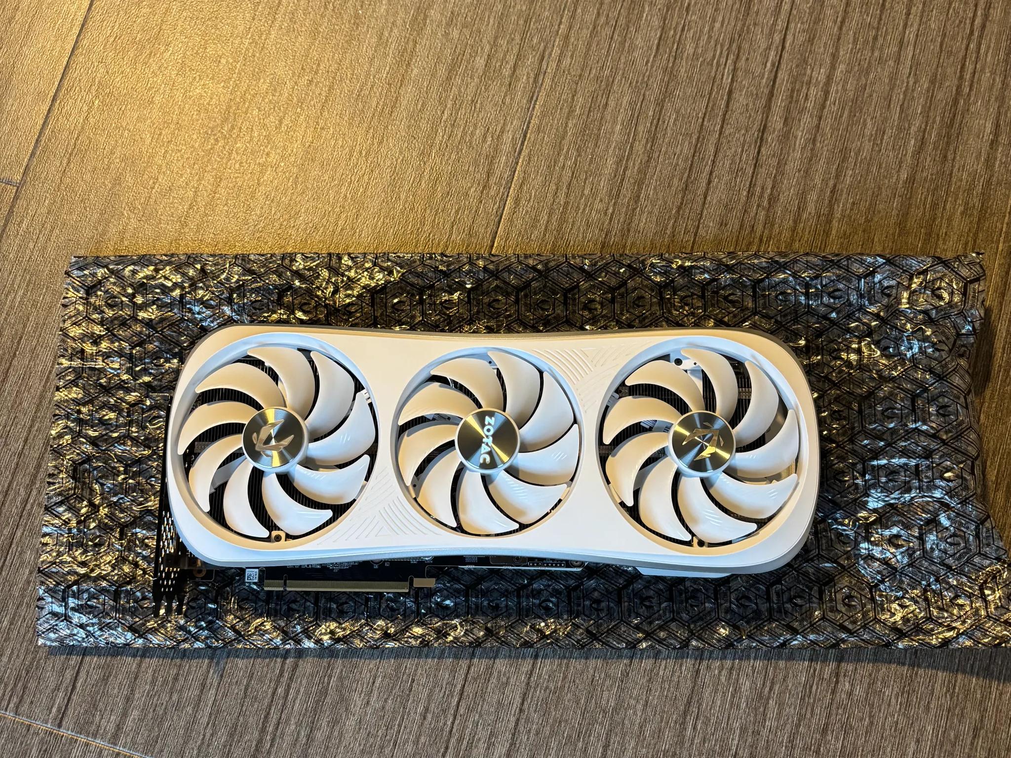 ZOTAC GAMING GeForce RTX 4090 Trinity OC White Edition