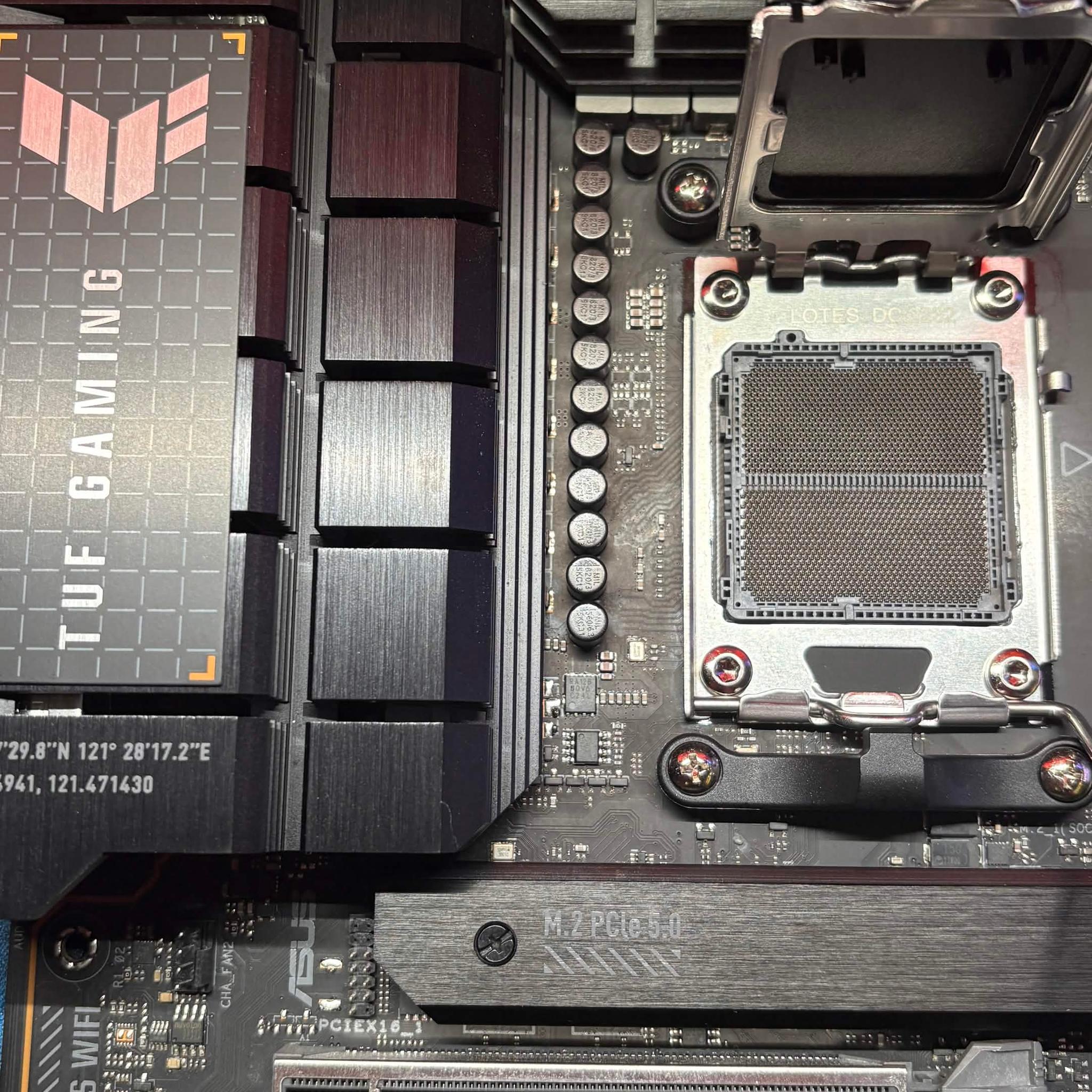 ASUS TUF GAMING X670E-PLUS WIFI ATX AM5 MOTHERBOARD - BOX & SHOWN CABLES INCLUDED - RECENT BIOS