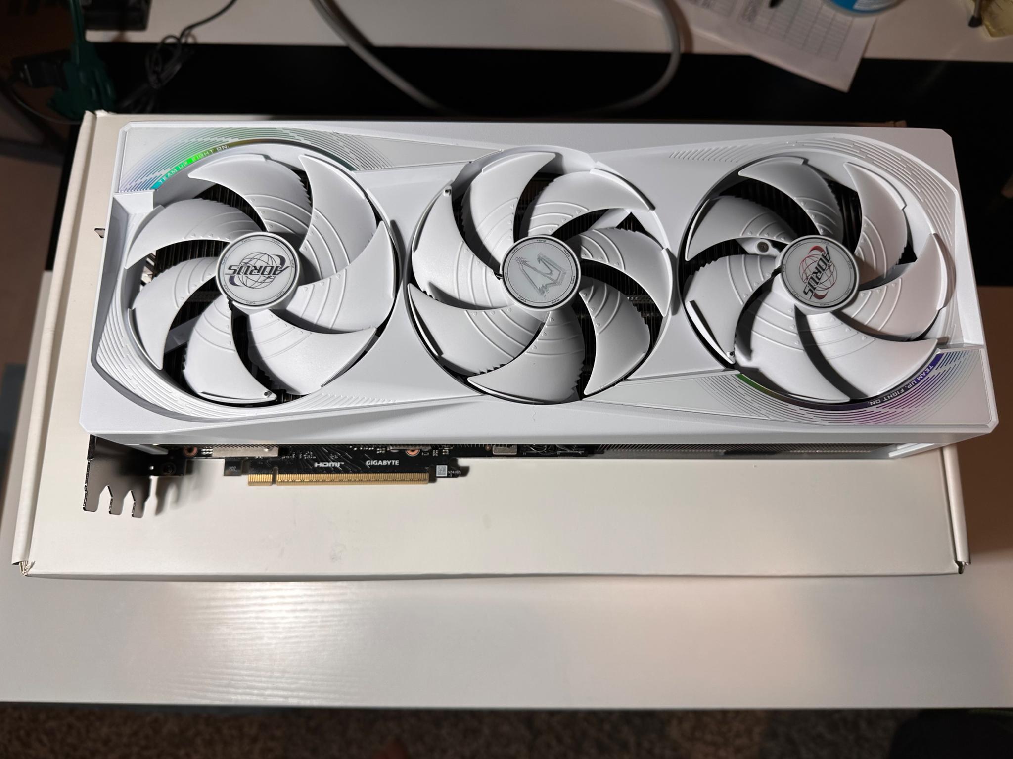 Gigabyte AORUS RTX 5080 Master Ice