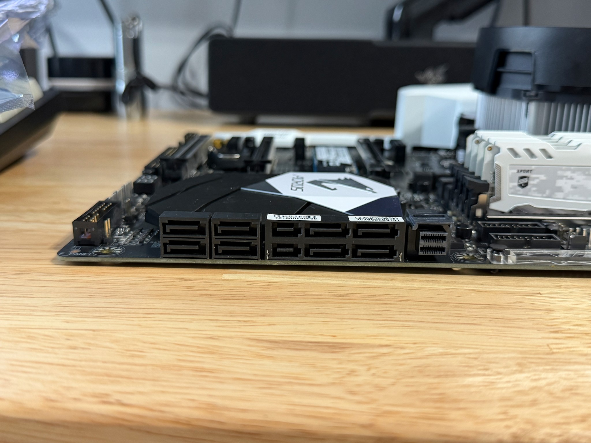 Gigabyte GA-AX370-GAMING 5 ATX AM4 Motherboard, Ryzen 5 1600, 32GB DDR4-2666