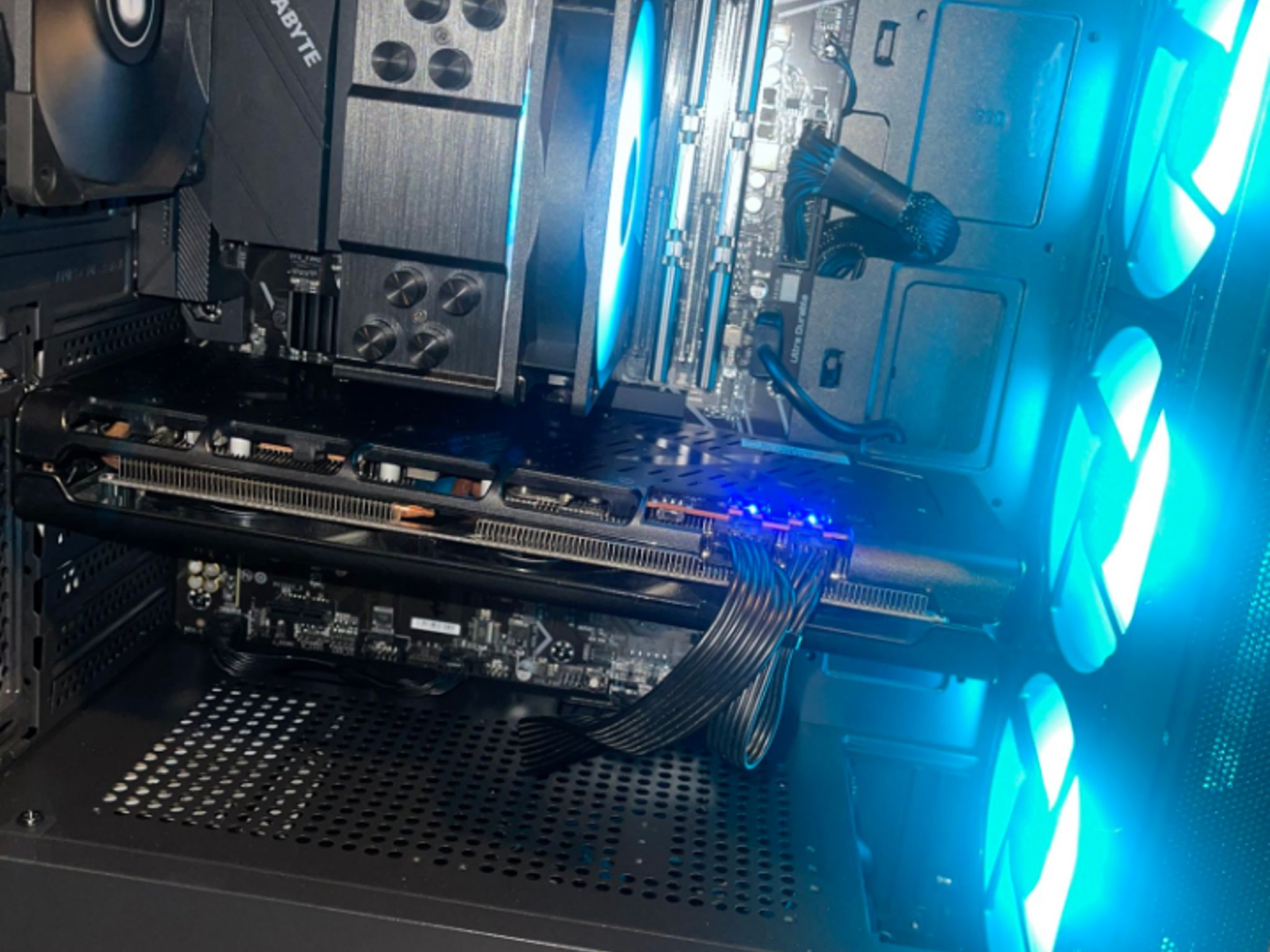 RX 5600 XT, Intel Core i3-10105F, Gigabyte Z590 UD AC (WiFi)