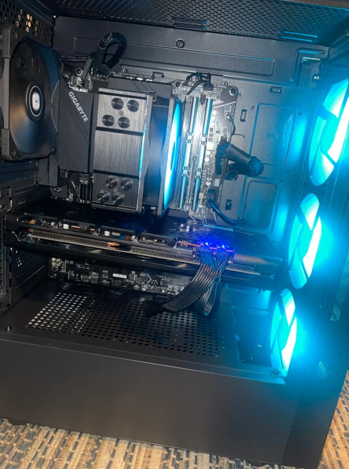 RX 5600 XT, Intel Core i3-10105F, Gigabyte Z590 UD AC (WiFi)