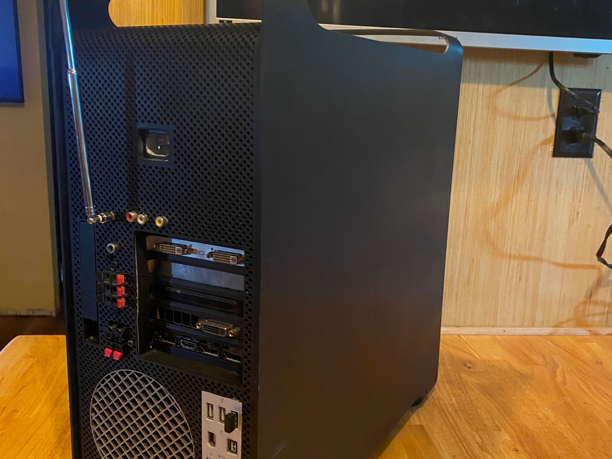 Custom Apple Mac Pro 3, 1 | Built in 7" Android touchscreen receiver | LEDs