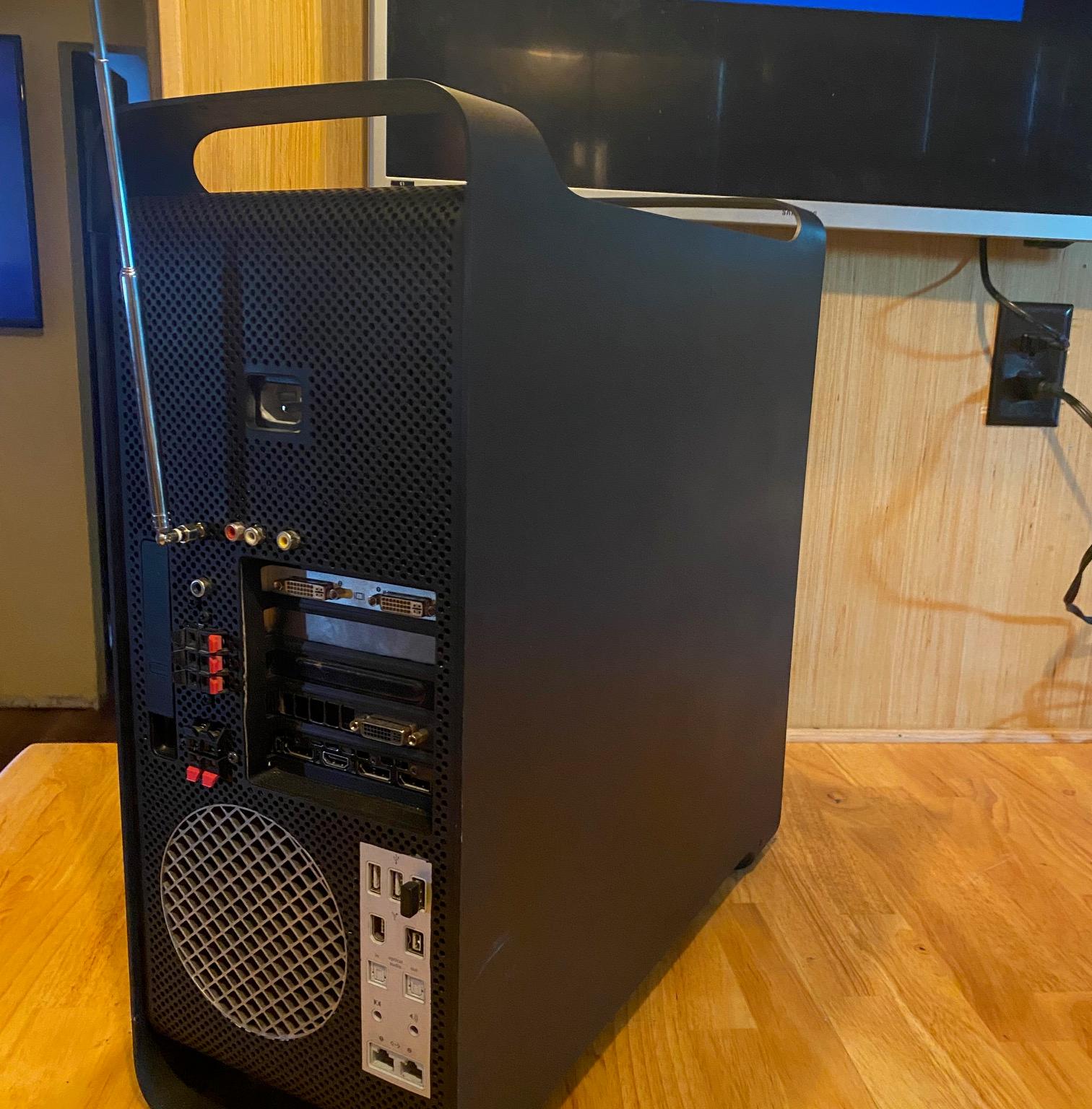 Custom Apple Mac Pro 3, 1 | Built in 7" Android touchscreen receiver | LEDs