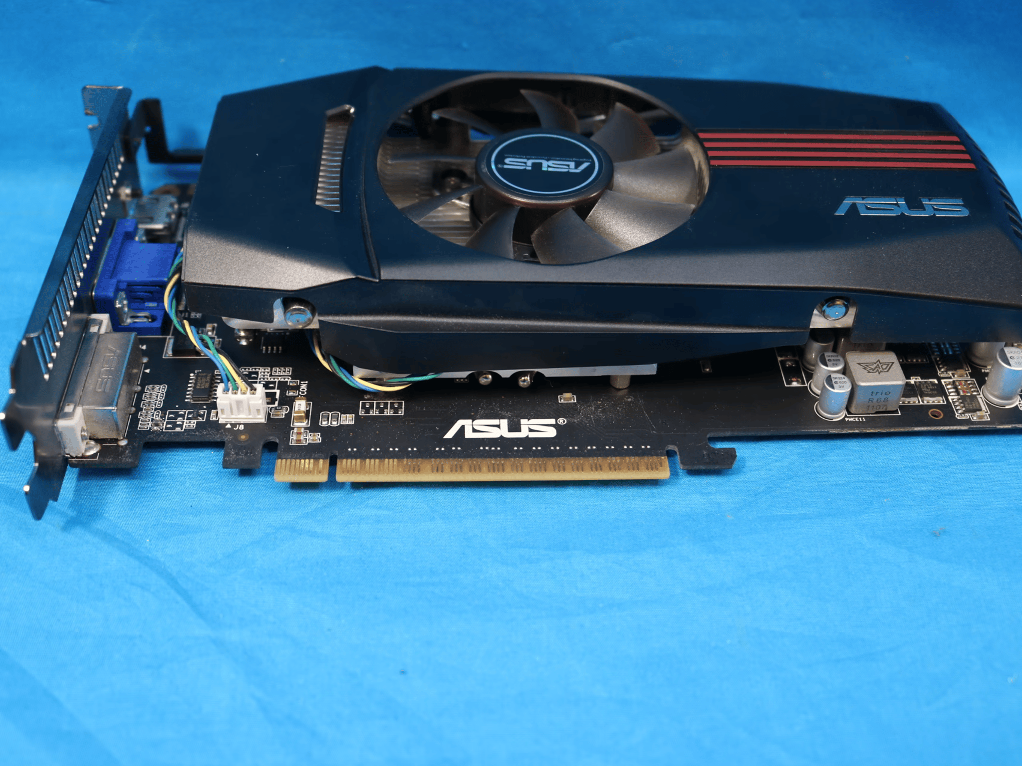 ASUS NVIDIA GeForce GTX 550 Ti 1GB GDDR5 PCIe 2.0 x16 Desktop GPU ENGTX550 Ti DC/DI/1GD5