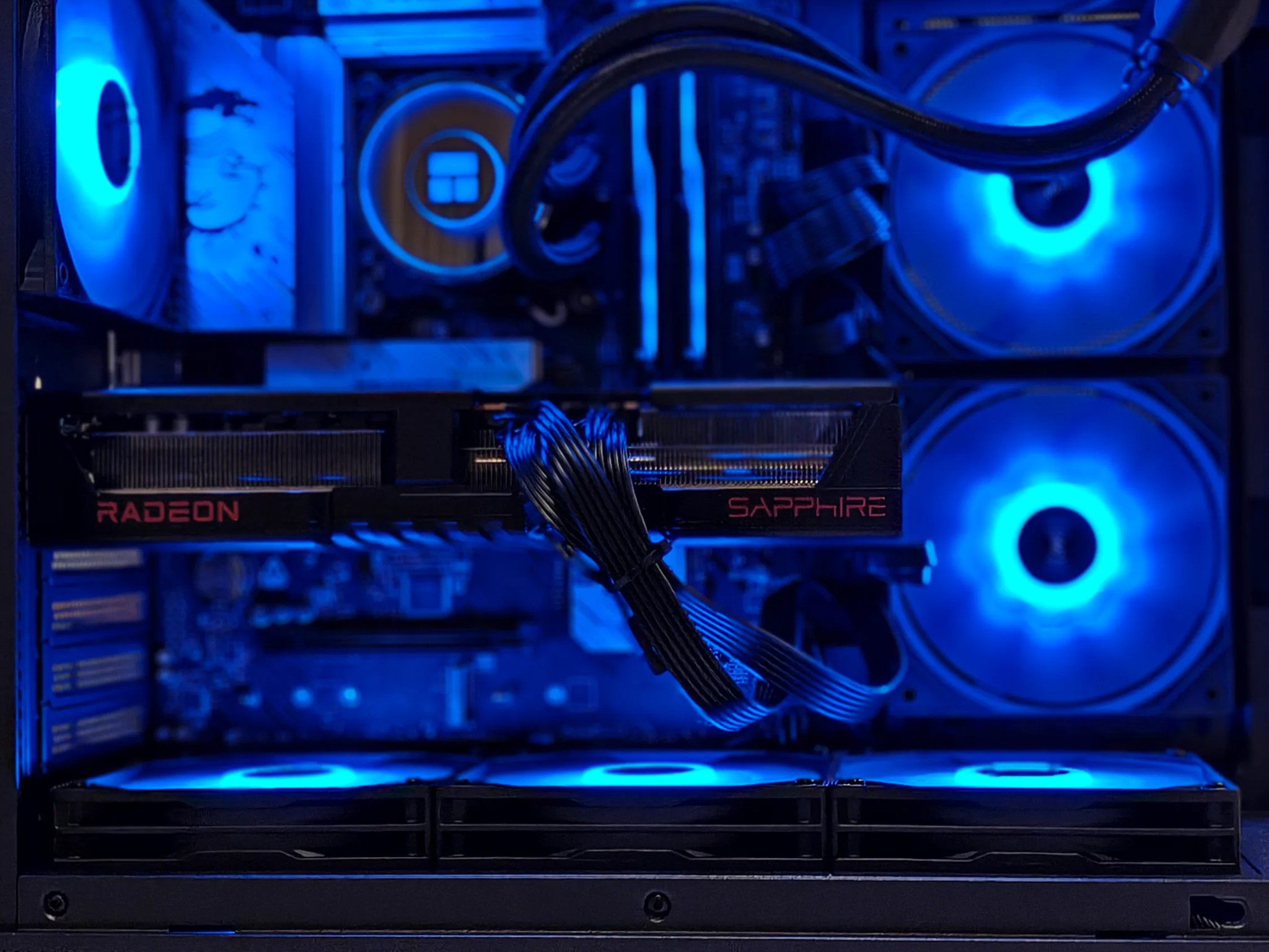 1440P - AMD Radeon RX 9070 - Intel Core Ultra 7 265K - 32GB DDR5 6000 - 2TB M.2 NVMe Gen 4 SSD