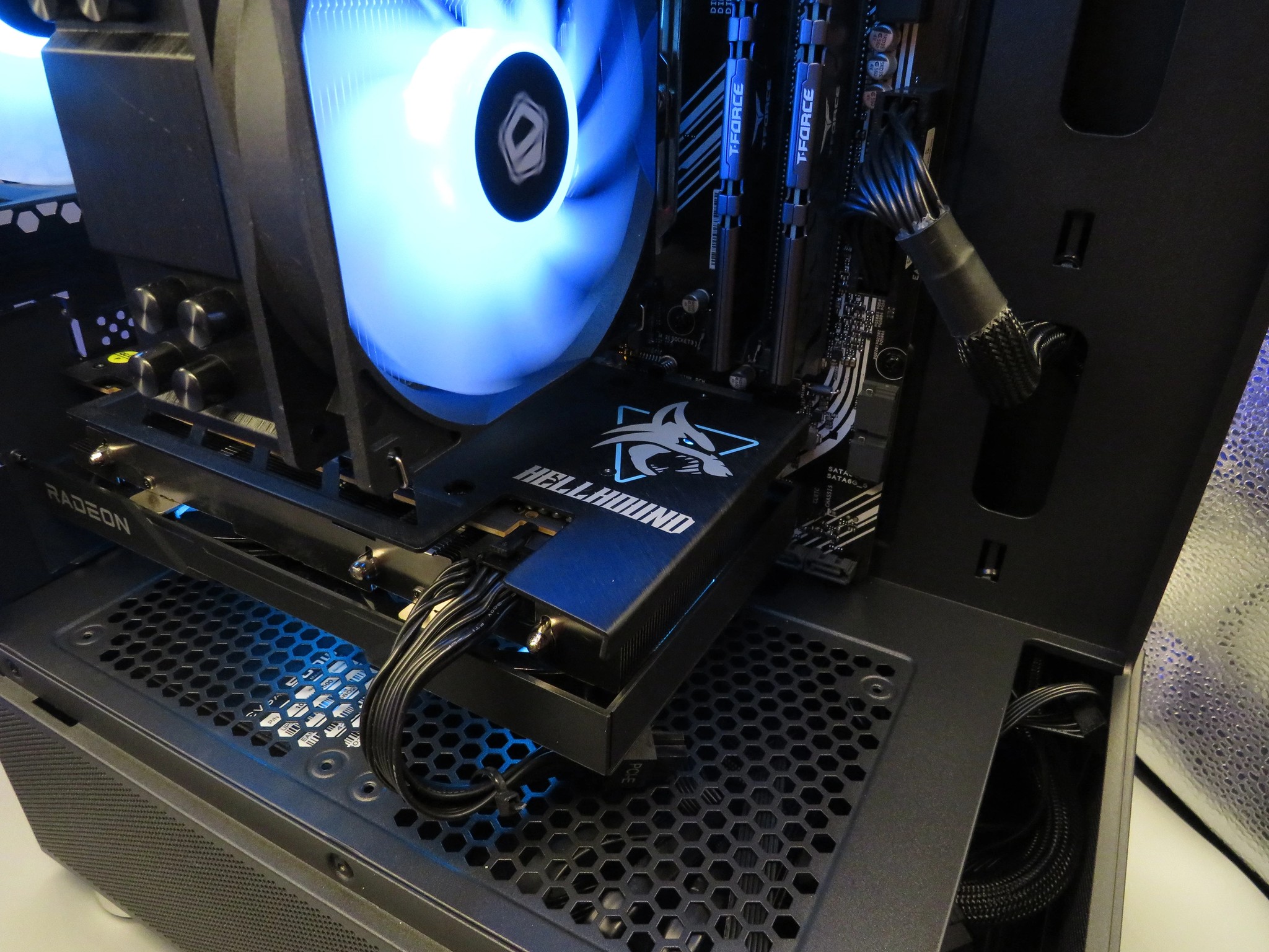 R5 5600 + Power Color Hellhound RX6600 (8GB VRAM) 1TB NVME Gen 4 Entry Level 1440 gaming