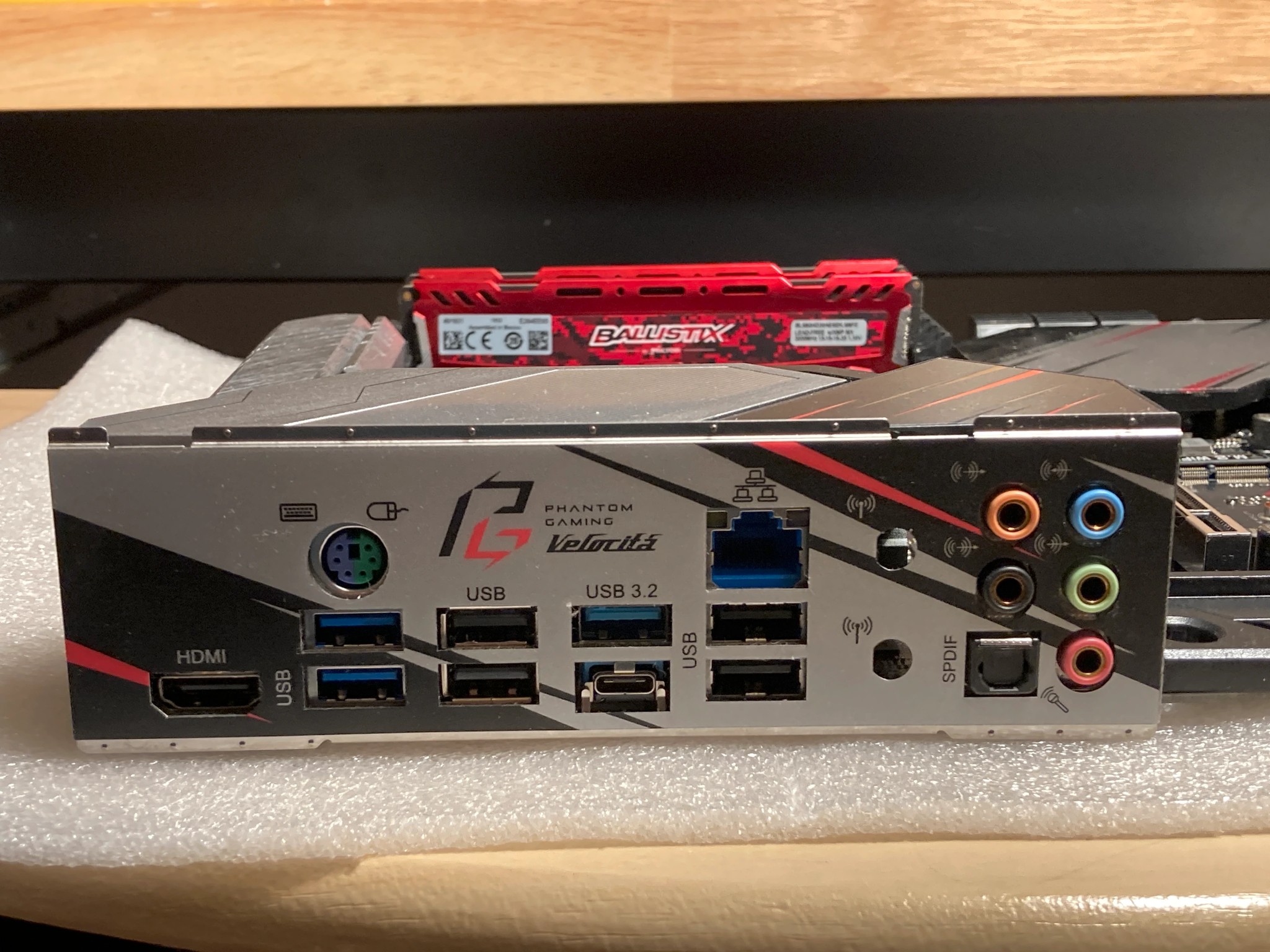 Ryzen 7 3700x, Asrock B550 Velocita, 2x8GB 3000mhz CL15 Crucial Ballistix Sport LT Red