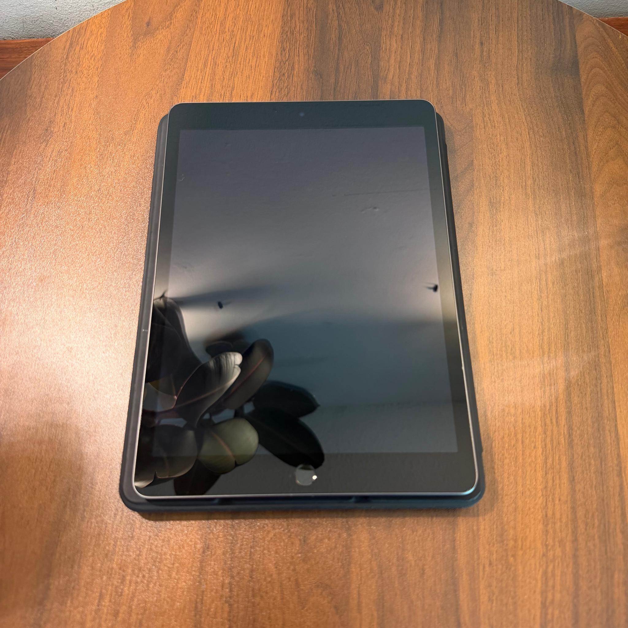 Apple iPad 9th Gen | 64GB | 10.2" Retina Display | Space Gray | Folio Case