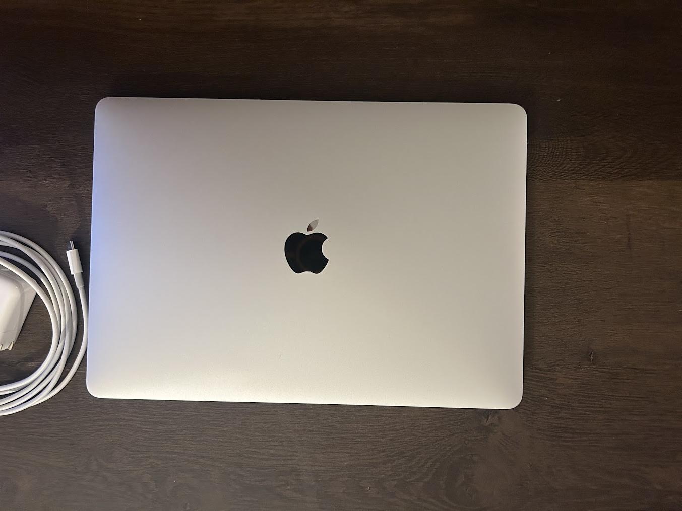 Macbook Air M1 13 in Silver, 8GB RAM, SSd 256GB