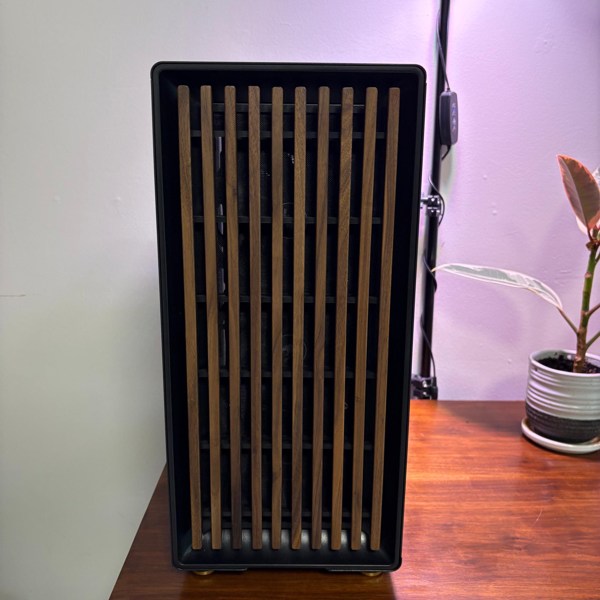 RTX 5070TI | Ryzen 7 7700X | 32GB DDR5 | 2TB SSD | 750W PSU | 5 x Fans | Fractal North ATX TG