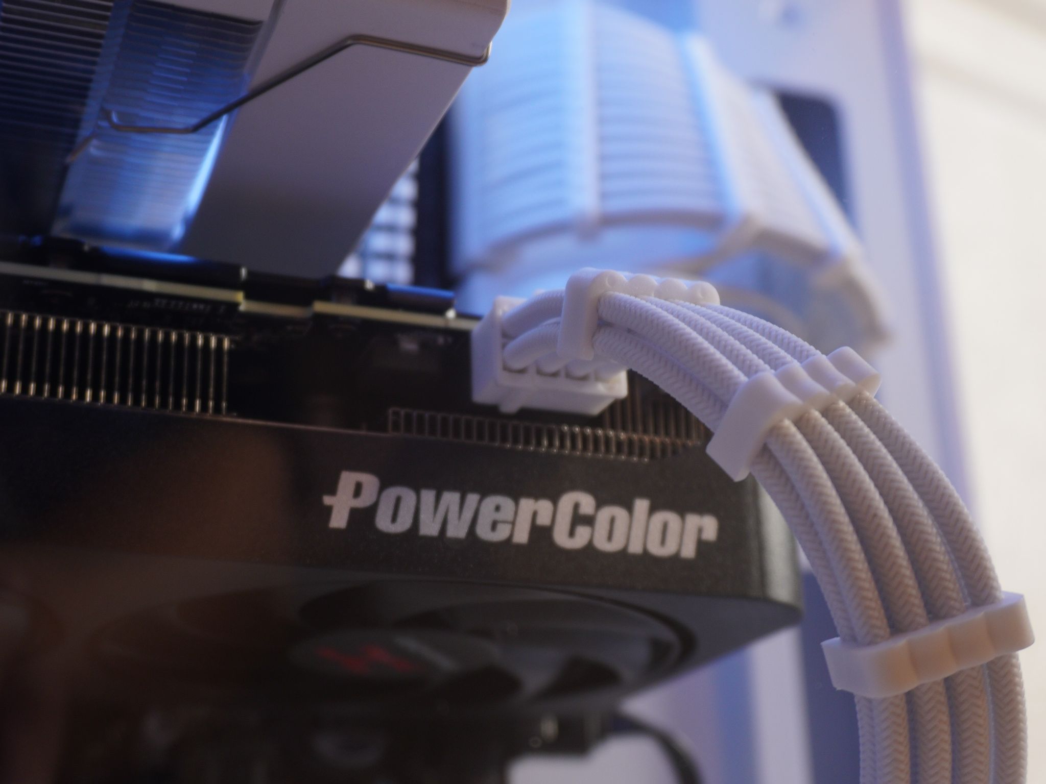 Soul White | RX 9060 XT | I7 10700 | 16GB DDR4 | 500GB 2.5 SSD|