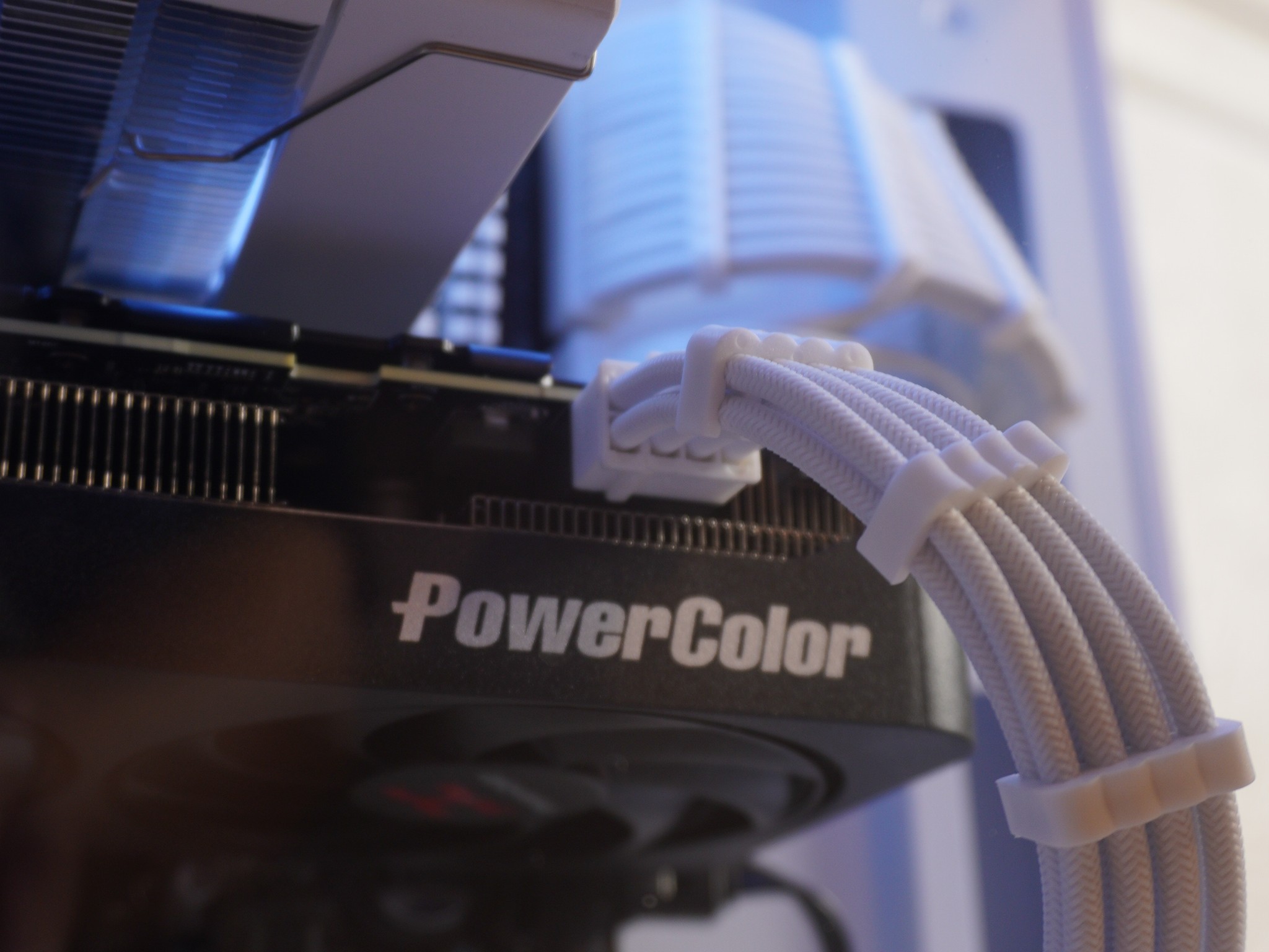 Soul White | RX 9060 XT | I7 10700 | 16GB DDR4 | 500GB 2.5 SSD|