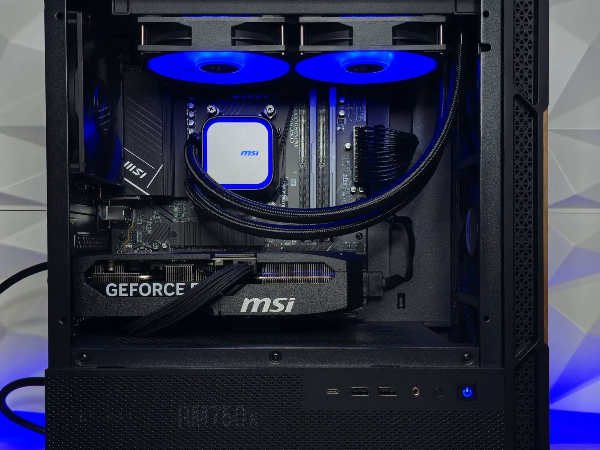 New GeForce RTX 5070 with AMD Ryzen 7600x 32GB DDR5 RAM WiFi