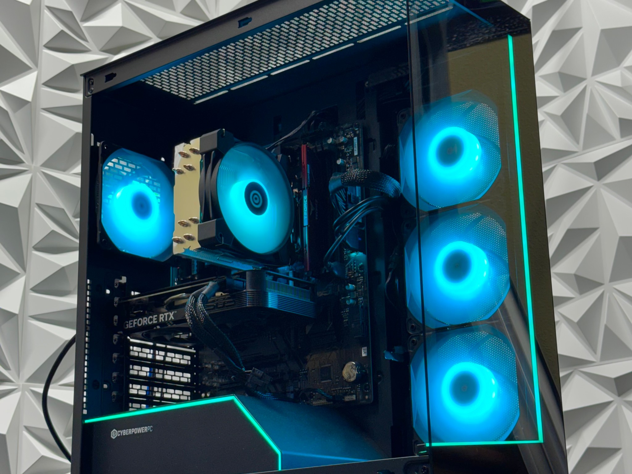 Ryzen 7 8700F / 16GB 6000MHz DDR5 / RTX 4060 / 500GB Crucial SSD / windows 11 home
