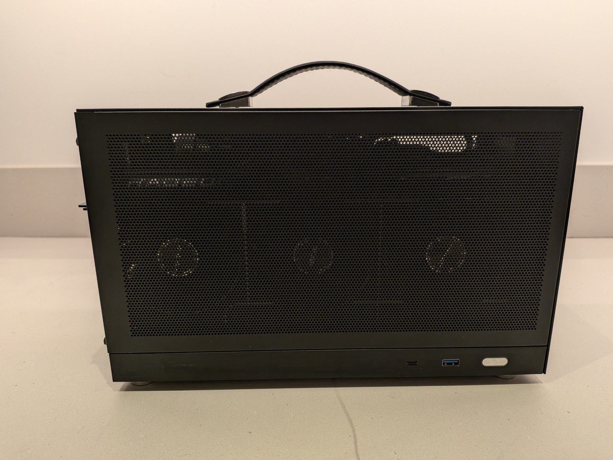 4K Chromax Lunchbox - RX 9070, Intel Core i7 14700K, 2 TB Gen 4 NVME, 32 GB DDR5 RAM,