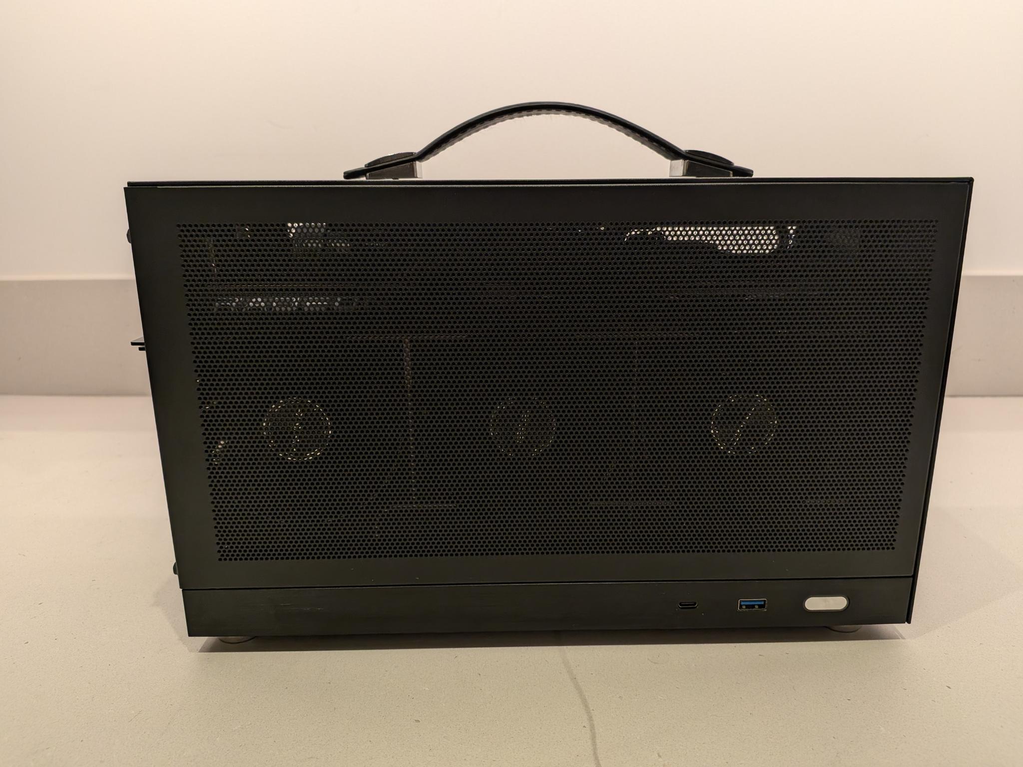 4K Chromax Lunchbox - RX 9070, Intel Core i7 14700K, 2 TB Gen 4 NVME, 32 GB DDR5 RAM,