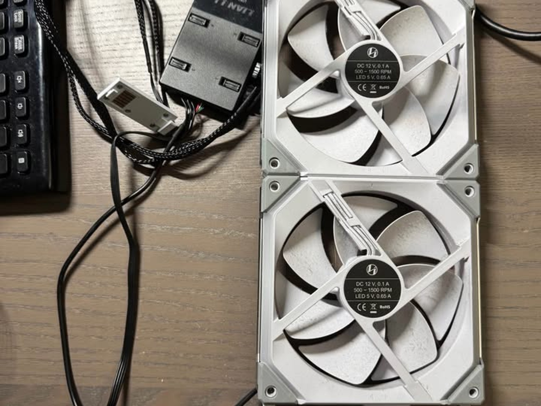 Lian Li Uni SL140 Fan V1 With Hub (2)