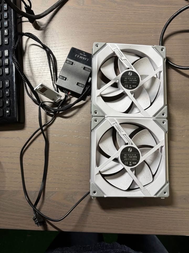 Lian Li Uni SL140 Fan V1 With Hub (2)