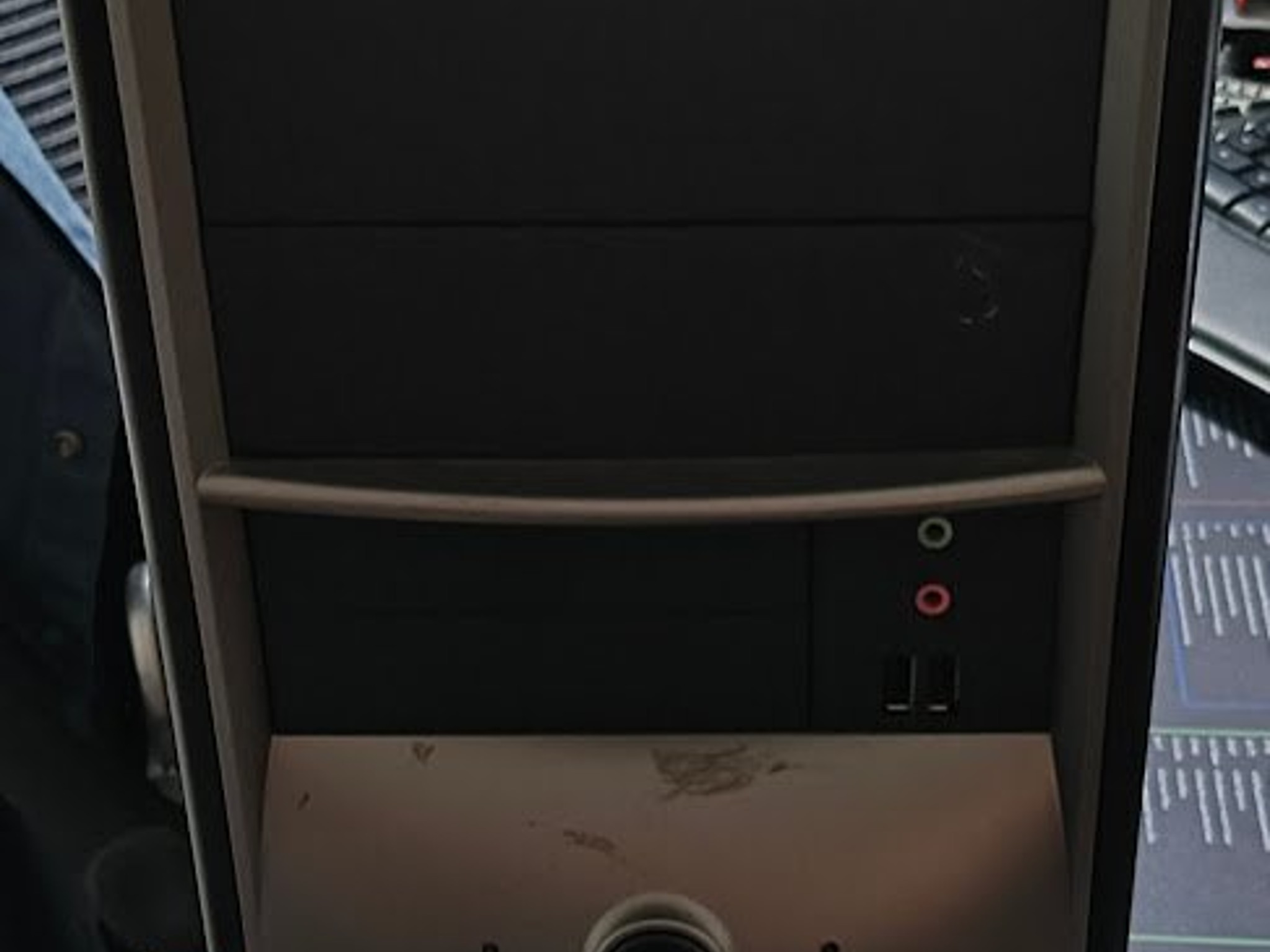 Old gaming PC, perfect for your little brother