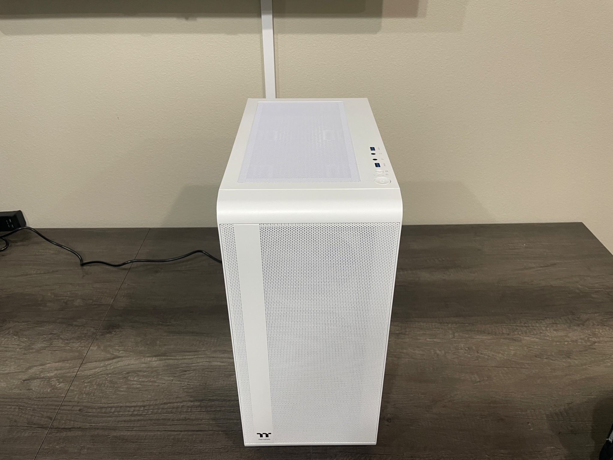 Custom White Gaming PC / ASROCK PG Velocita / Ryzen 7 3700X / RTX 2070 / 16GB / 1TB / Windows 11 Pro