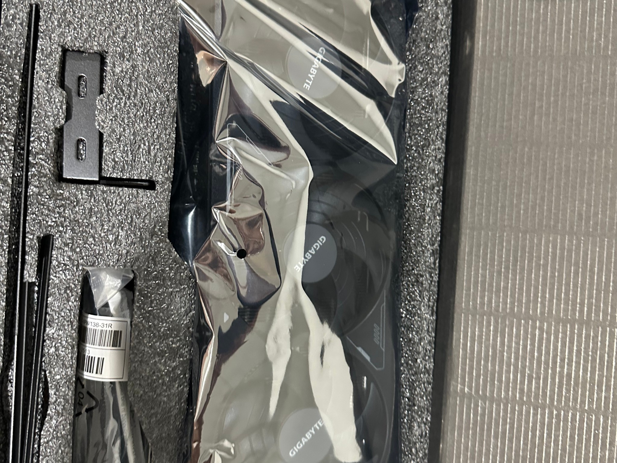 GIGABYTE GeForce RTX 5080 WINDFORCE SFF 16G