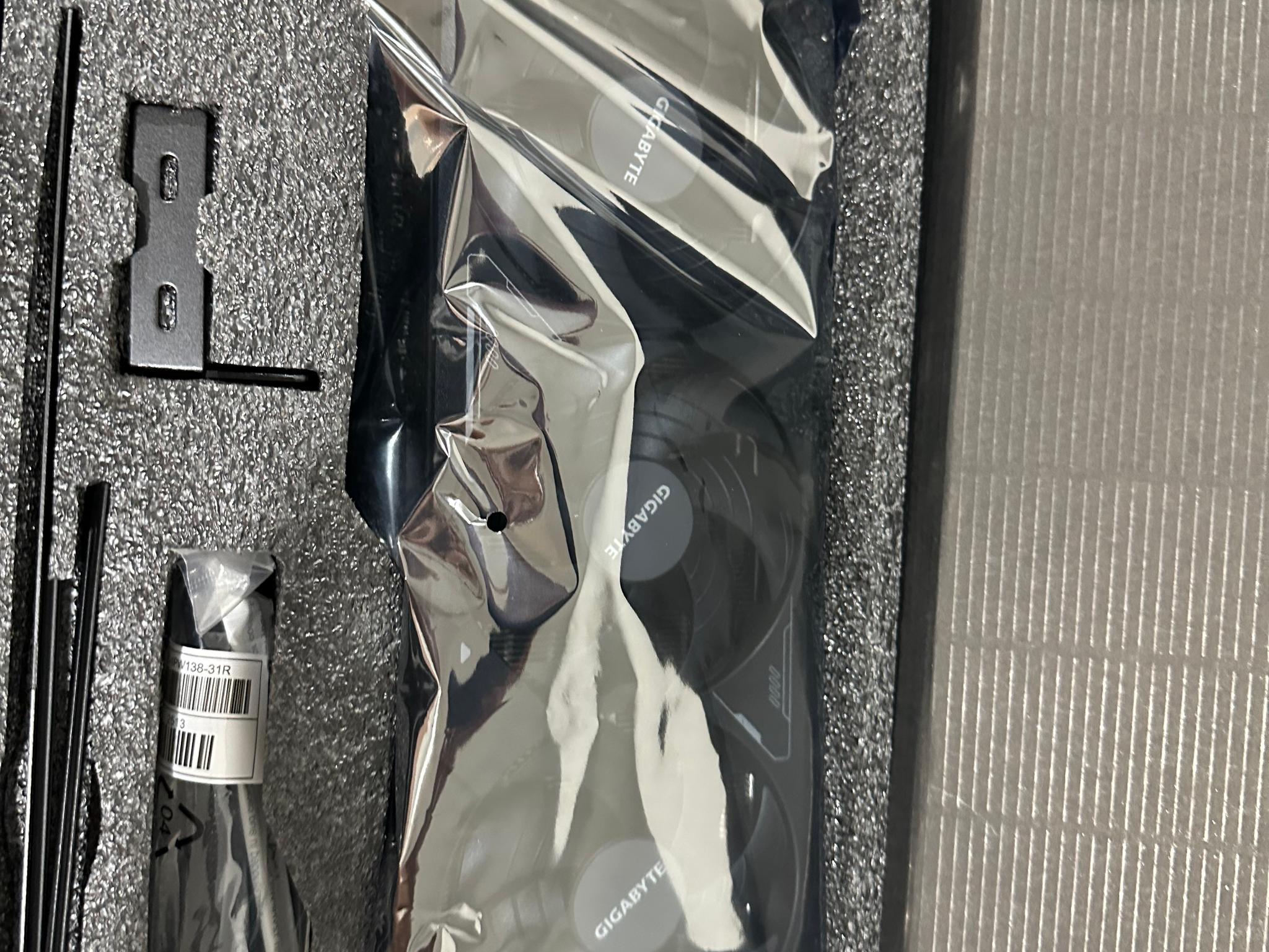GIGABYTE GeForce RTX 5080 WINDFORCE SFF 16G