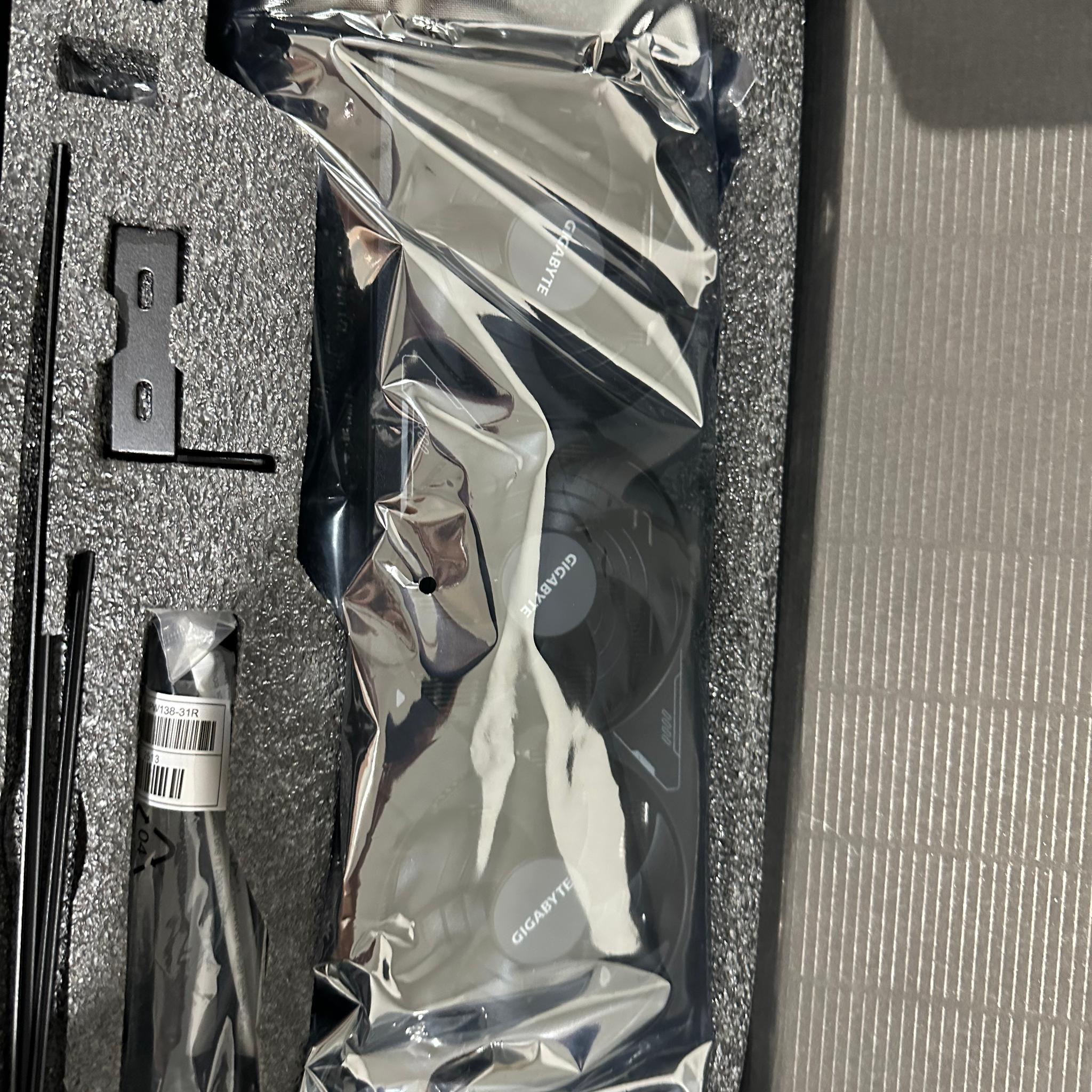 GIGABYTE GeForce RTX 5080 WINDFORCE SFF 16G