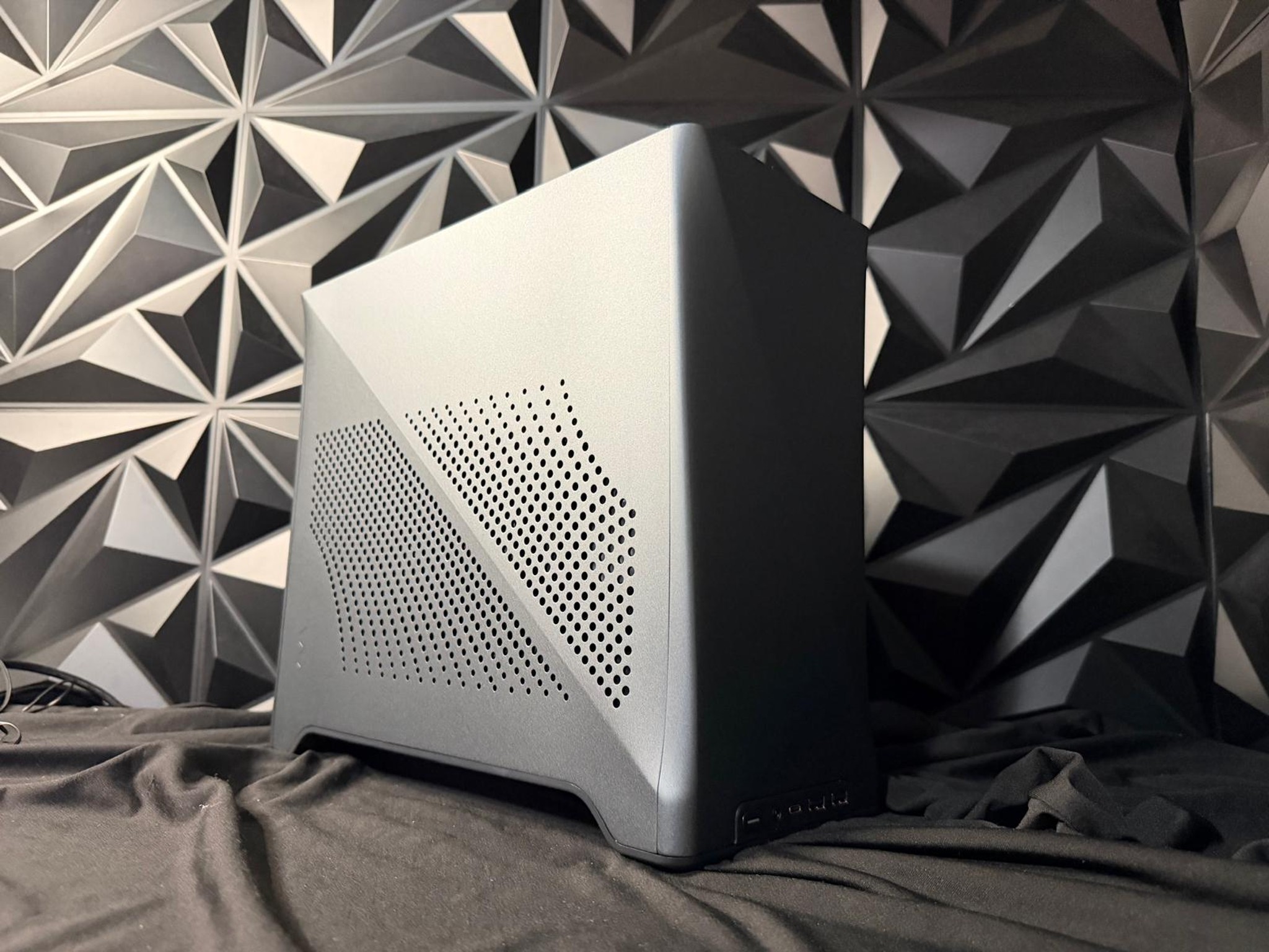 🖤🔥 Charcoal Oak 🌫️🖤 Ryzen 7 7700X| RX 9060XT 16 GB | 32 GB DDR5| 2 TB NVMe| 850W SFX PSU