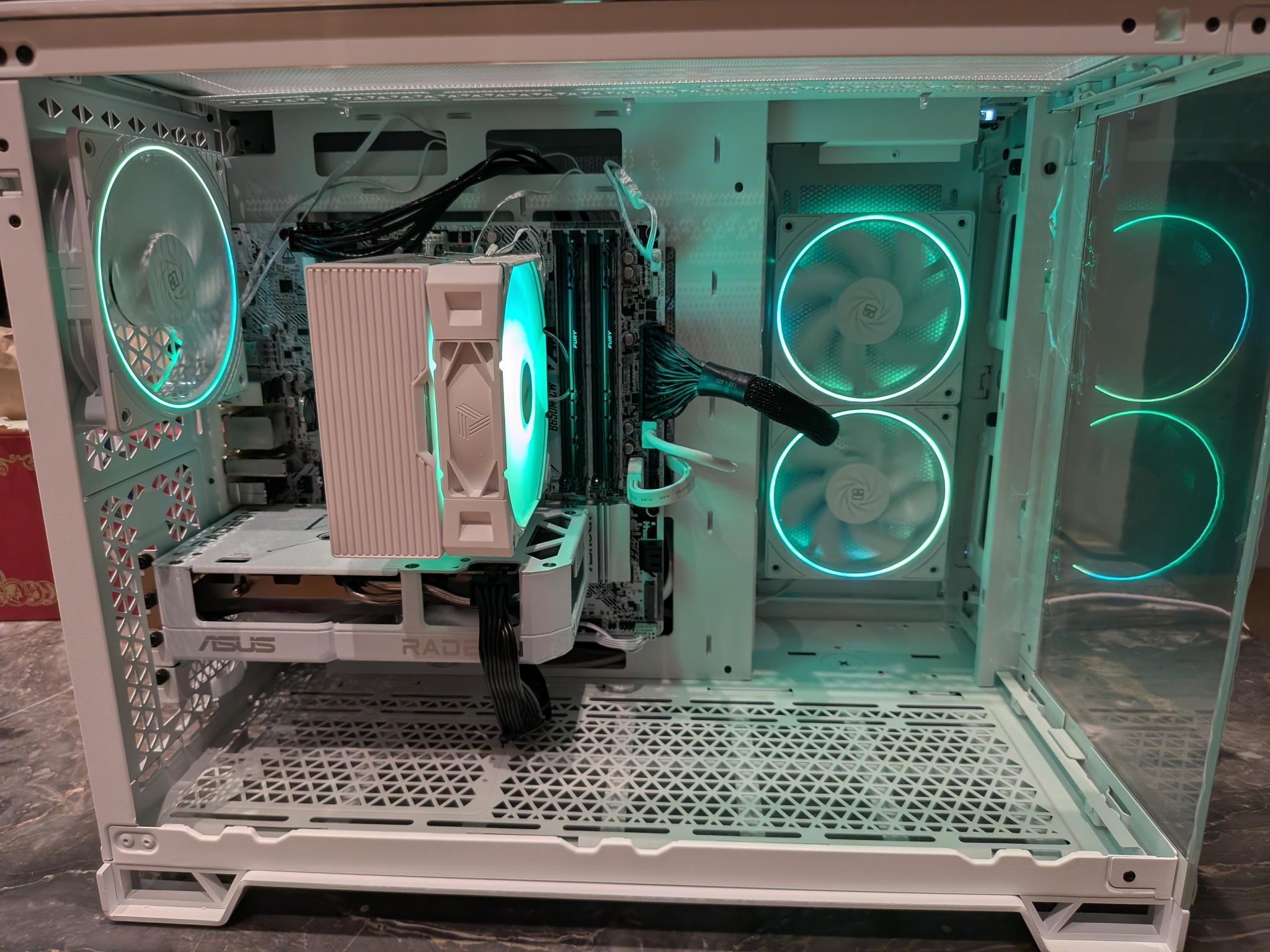 1440p Snowball - RX 9060 XT 16GB, Ryzen 5 7600, 32 GB DDR5, 2 TB Gen 4, RGB
