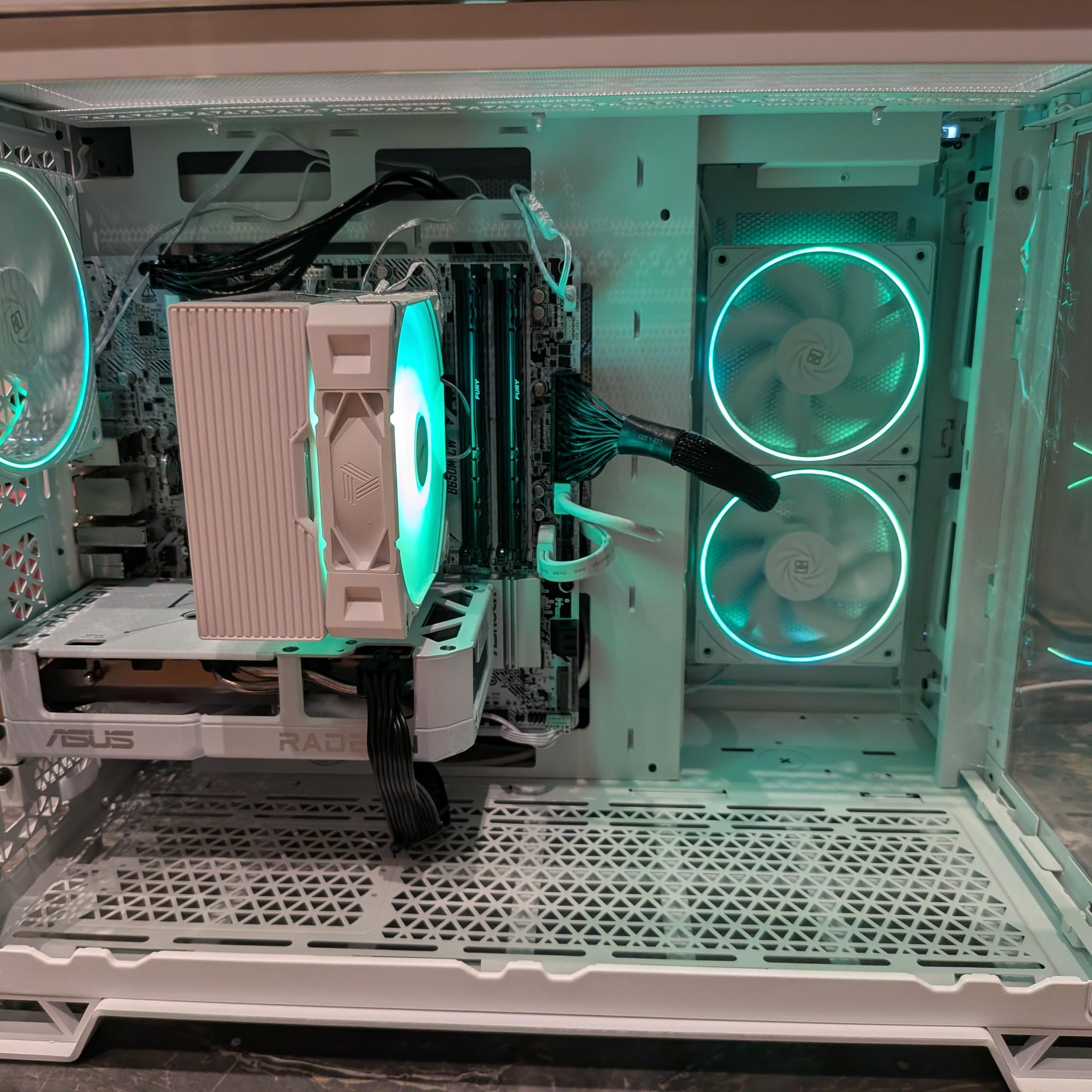 1440p Snowball - RX 9060 XT 16GB, Ryzen 5 7600, 32 GB DDR5, 2 TB Gen 4, RGB