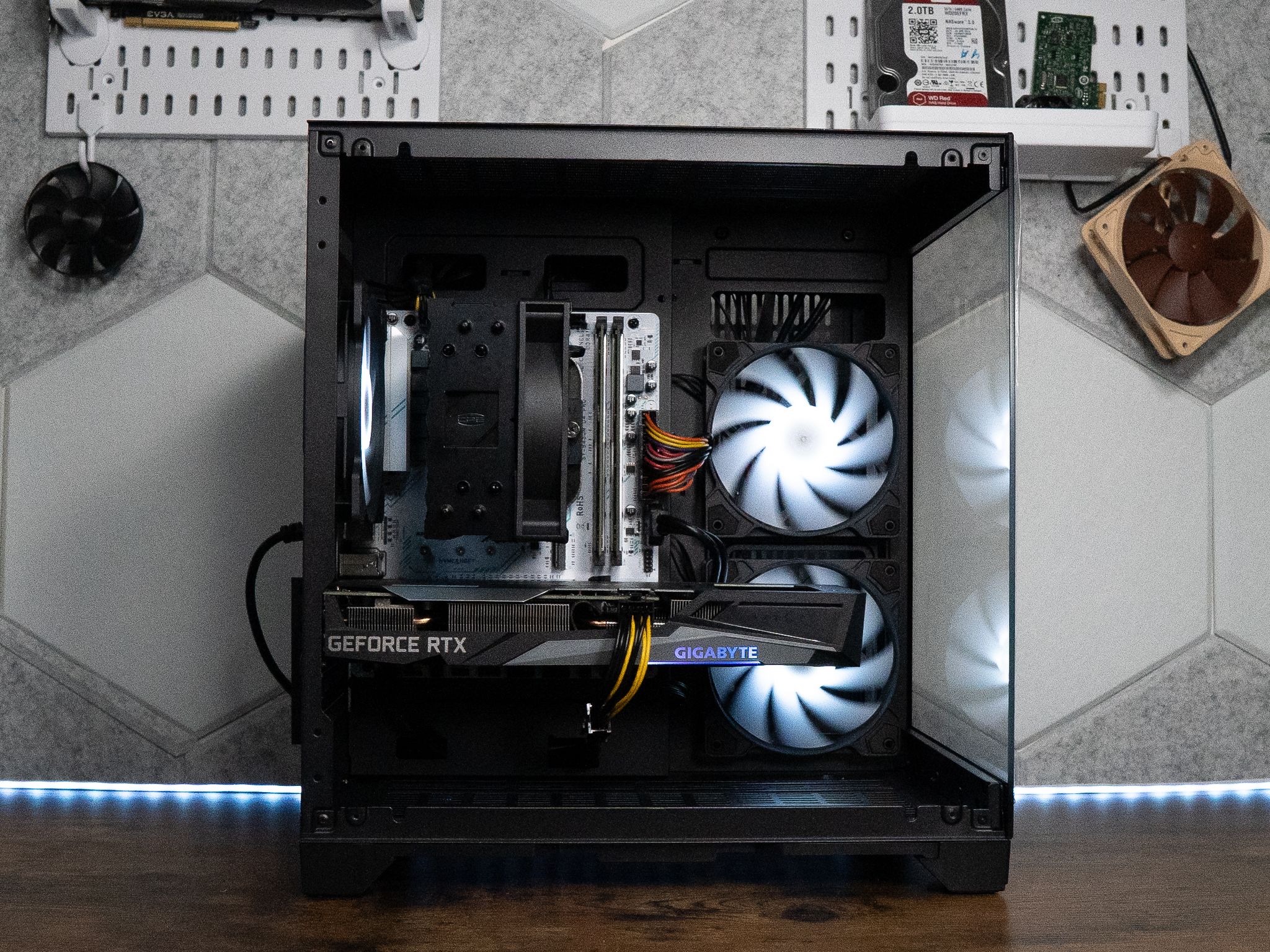🌌🛰️ | GIGABYTE RTX 3060 12GB | RYZEN 7 2700X | 16GB DDR4 RAM | 2TB | Y2K Hero SILVER