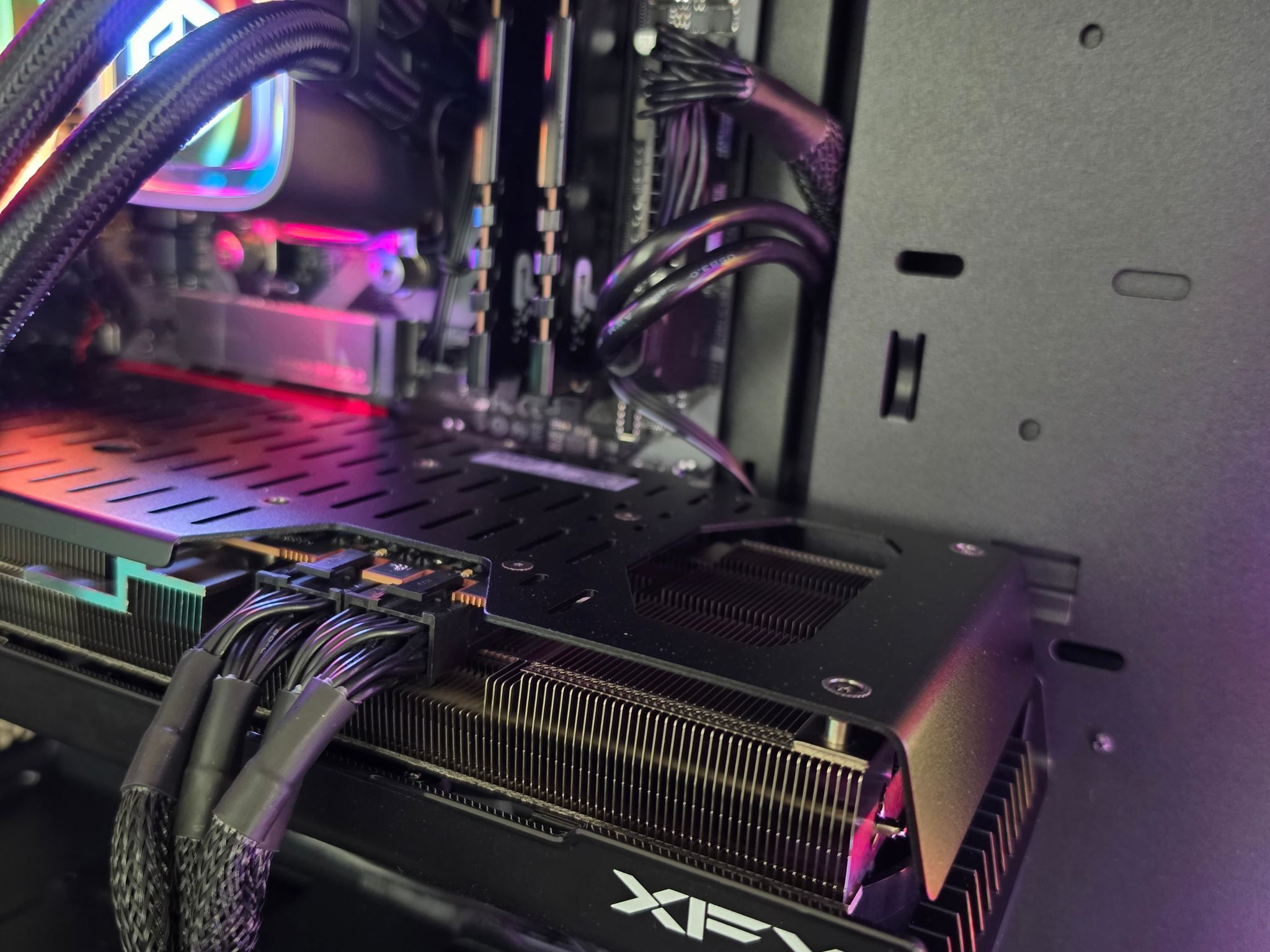 Phantom Blade - RX 7800 XT Gaming PC - Ryzen 7 8700F, 2TB NVMe, 32GB DDR5