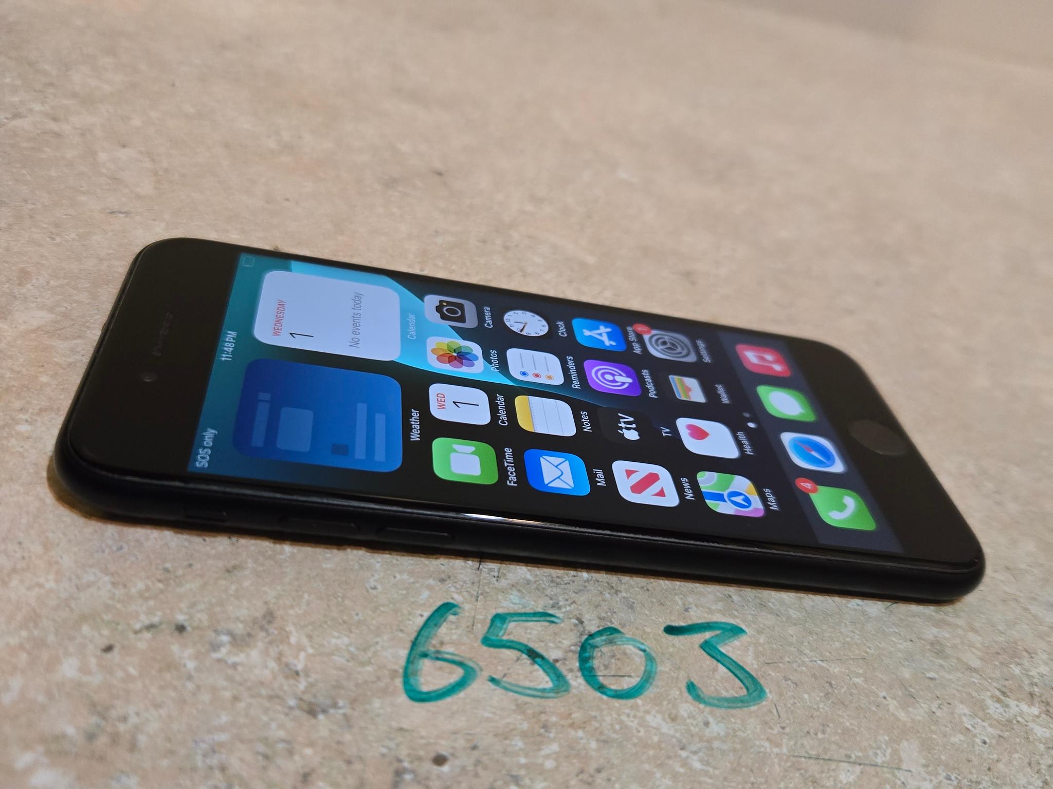 Apple iphone SE Phone - 2nd Generation - 64GB - Unlocked
