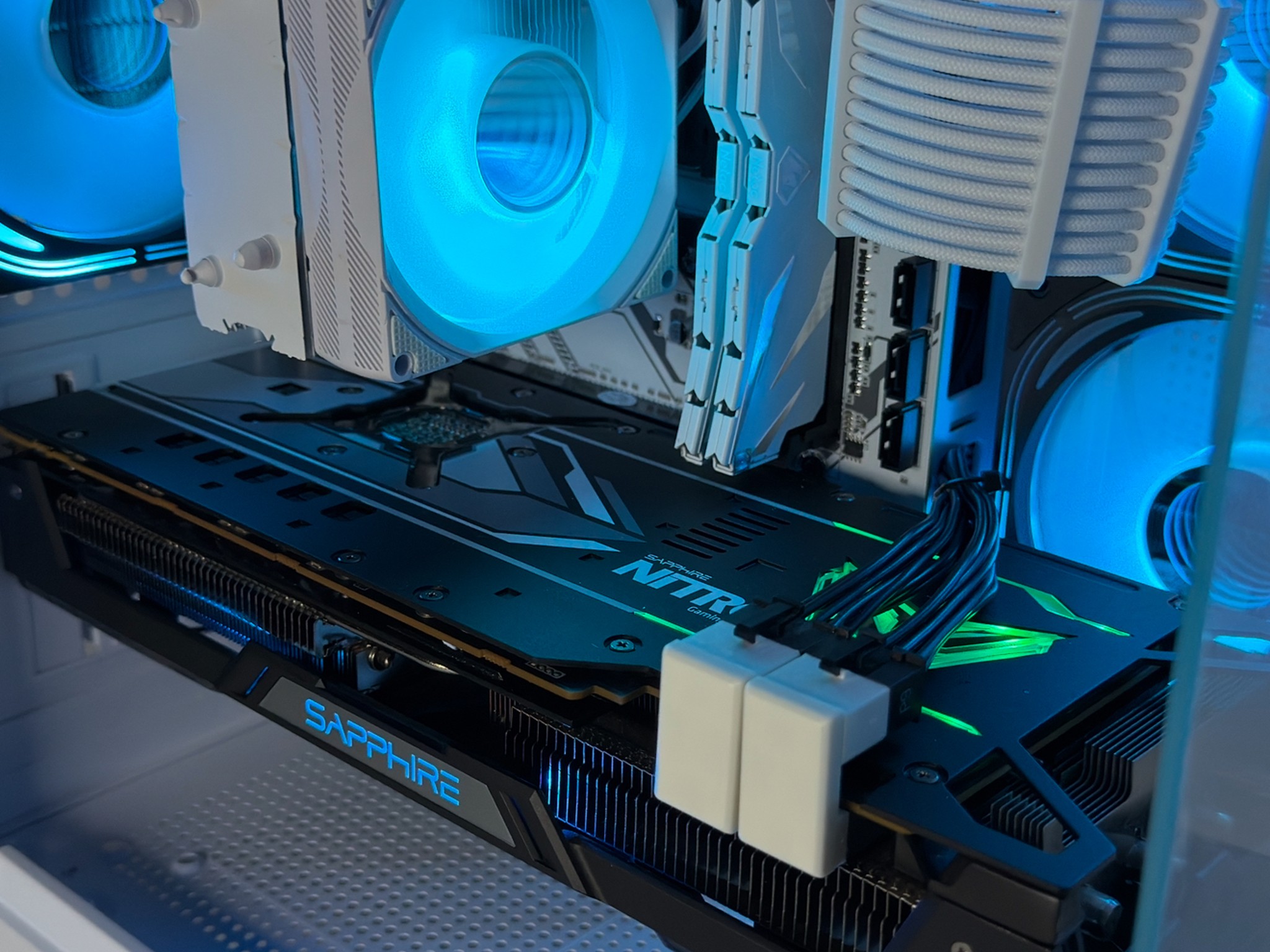 🌐WHITEOUT🌐 1080p | RX Vega 64 | Ryzen 5 3600 | 16GB DDR4 3200MHz | 1TB M.2 NVMe