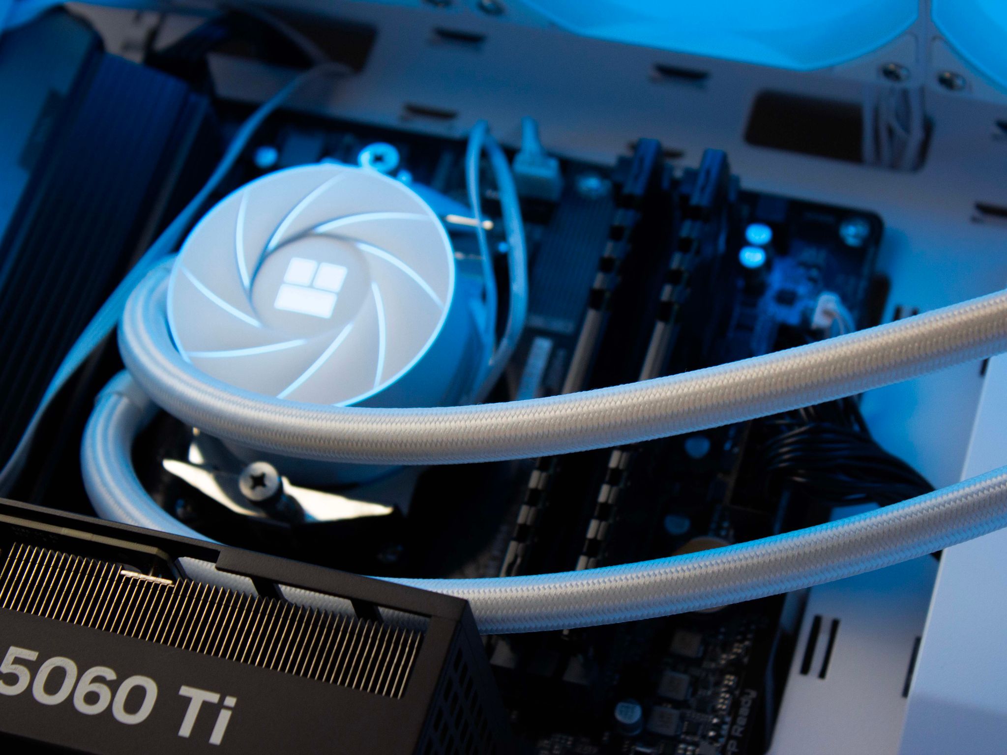 🧊❄️🧊 Clean Gaming PC – RTX 5060 TI, Ryzen 7 5700X, 32GB RAM, 1TB SSD - WiFi, BlueTooth 🧊❄️🧊