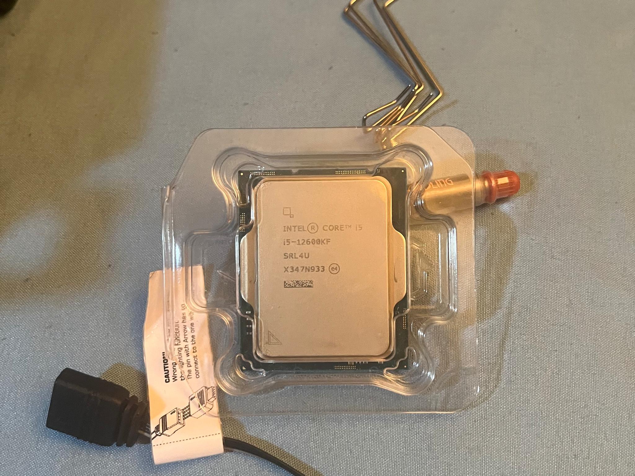 Intel Core i5-12600KF with CPU cooler