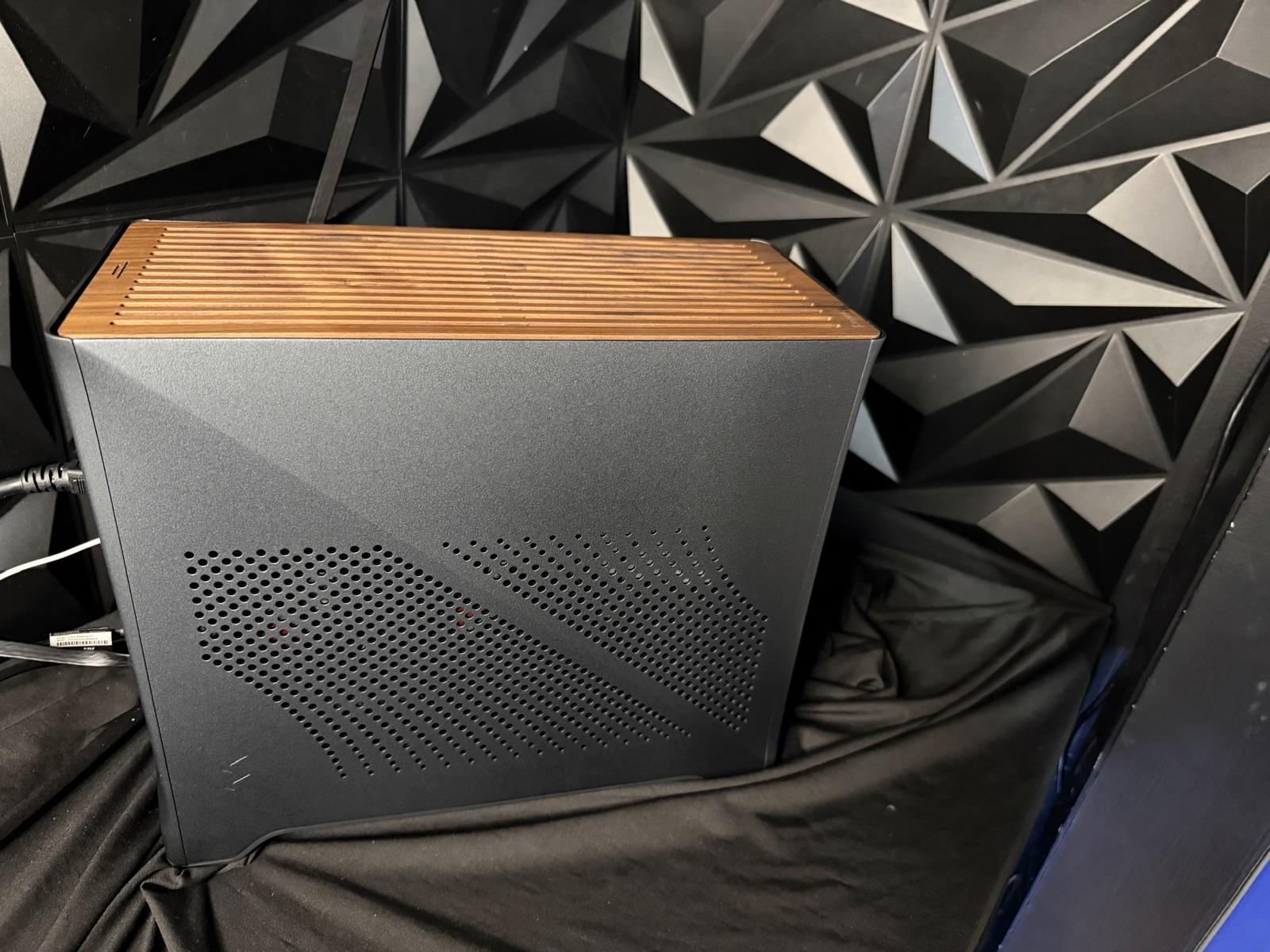 🖤🔥 Charcoal Oak 🌫️🖤 Ryzen 7 7700X| RX 9060XT 16 GB | 32 GB DDR5| 2 TB NVMe| 850W SFX PSU