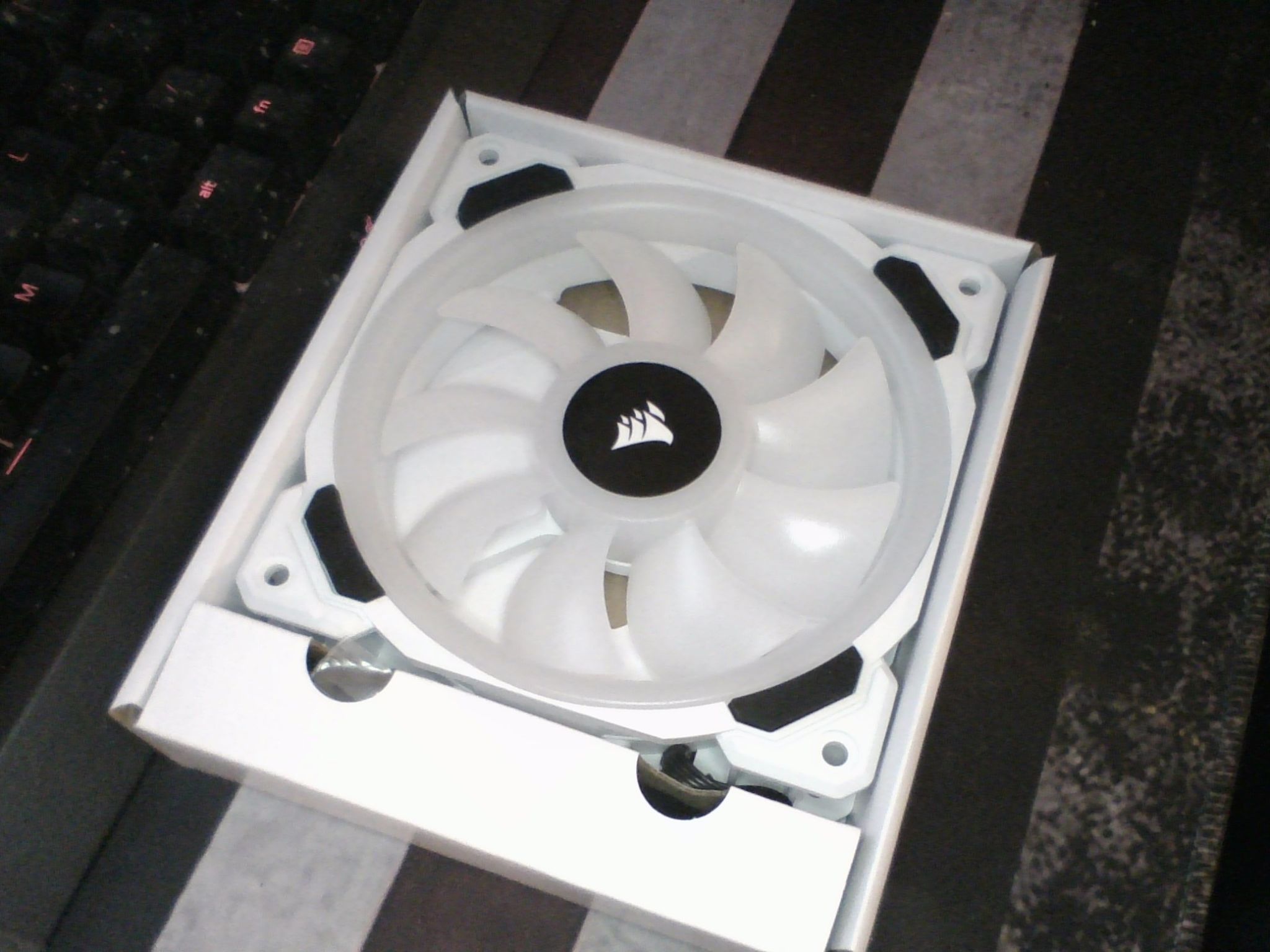CORSAIR LL120 RGB white fans (3)