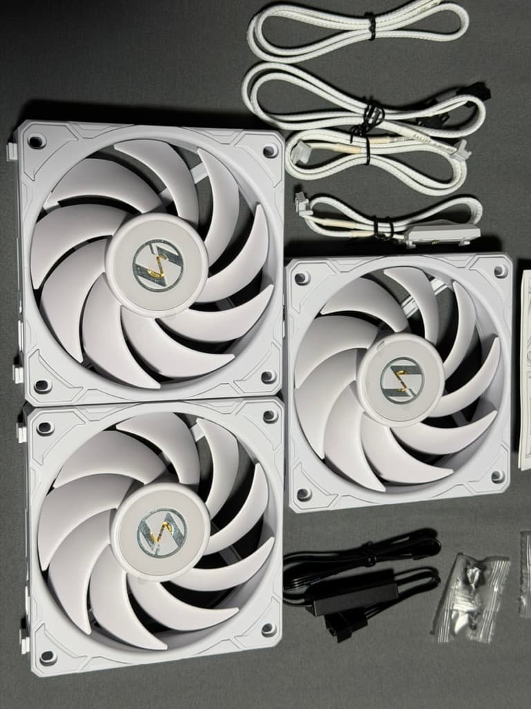 UNI FAN Lian Li P28 Triple Pack - White (UF-P28120-3W)