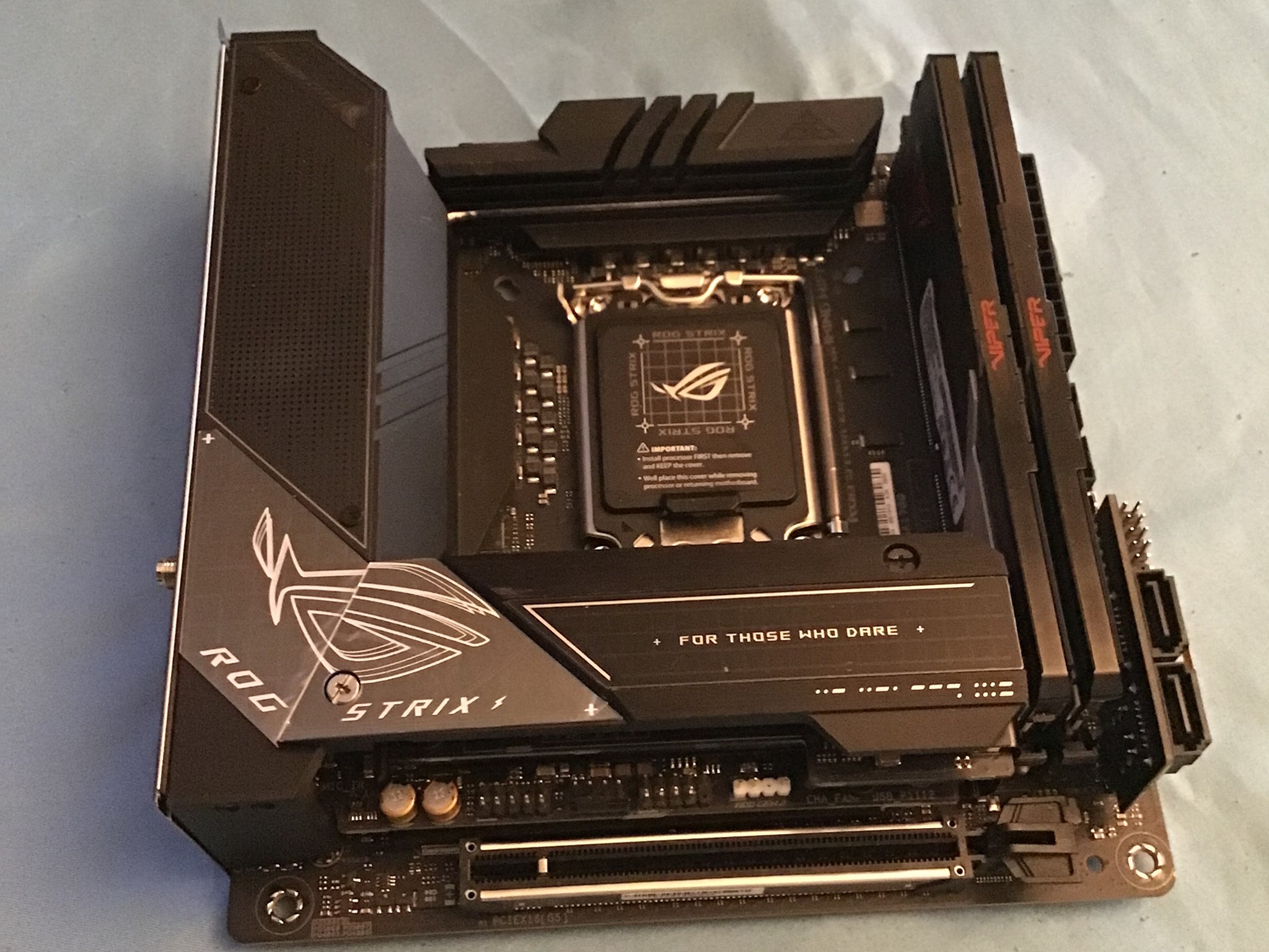 ASUS ROG Strix Z690-I Gaming & Patriot Viper Venom 16GB