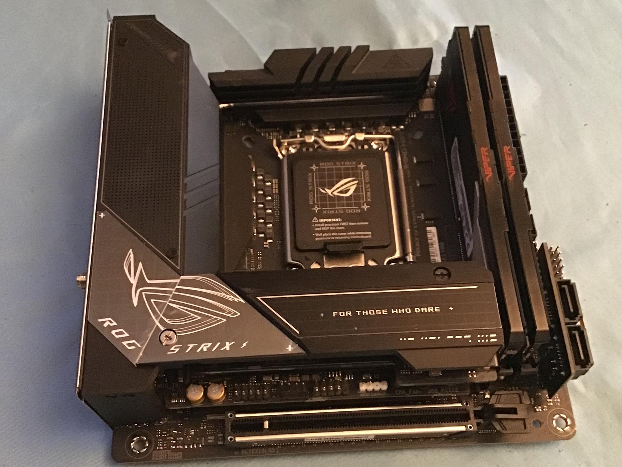 ASUS ROG Strix Z690-I Gaming & Patriot Viper Venom 16GB