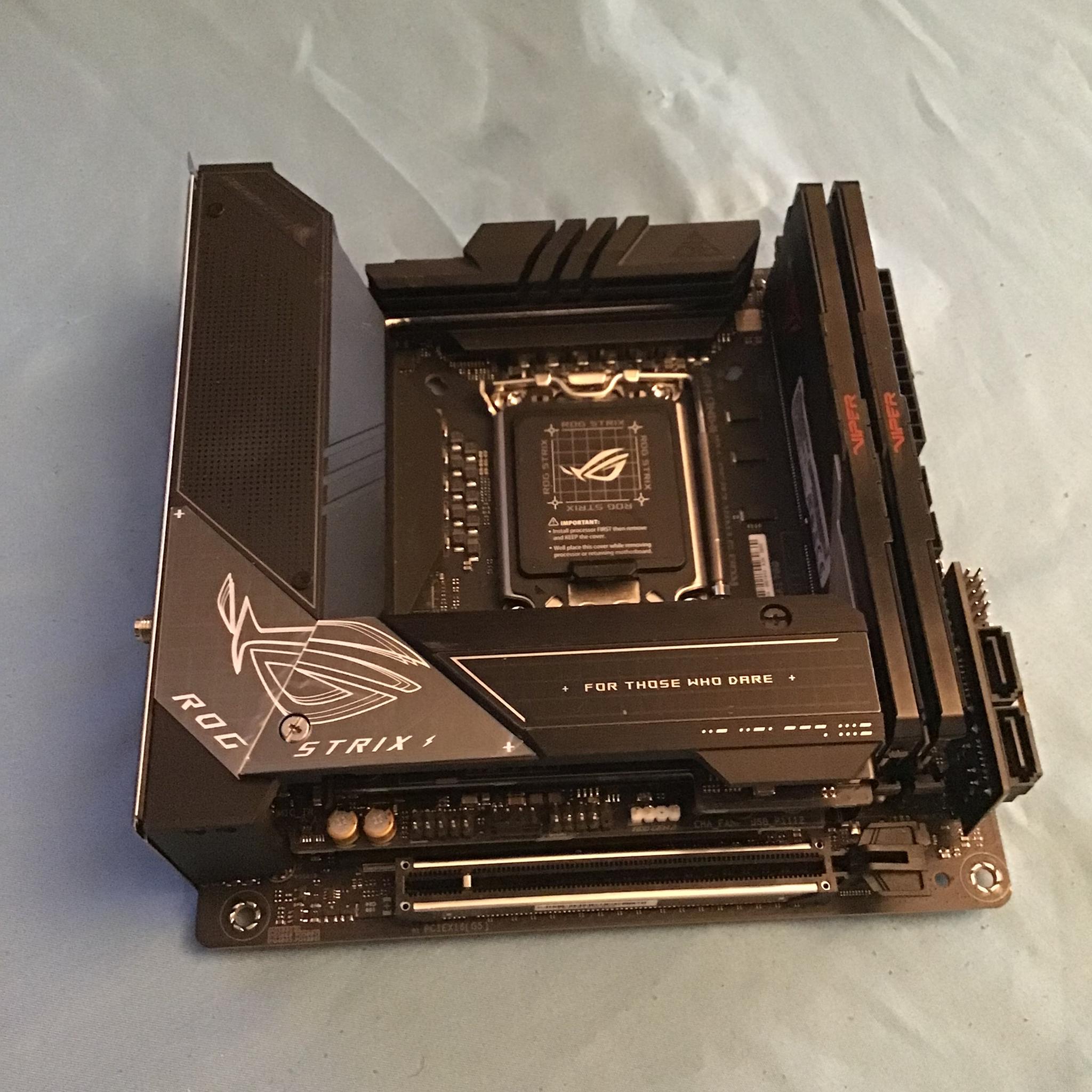 ASUS ROG Strix Z690-I Gaming & Patriot Viper Venom 16GB