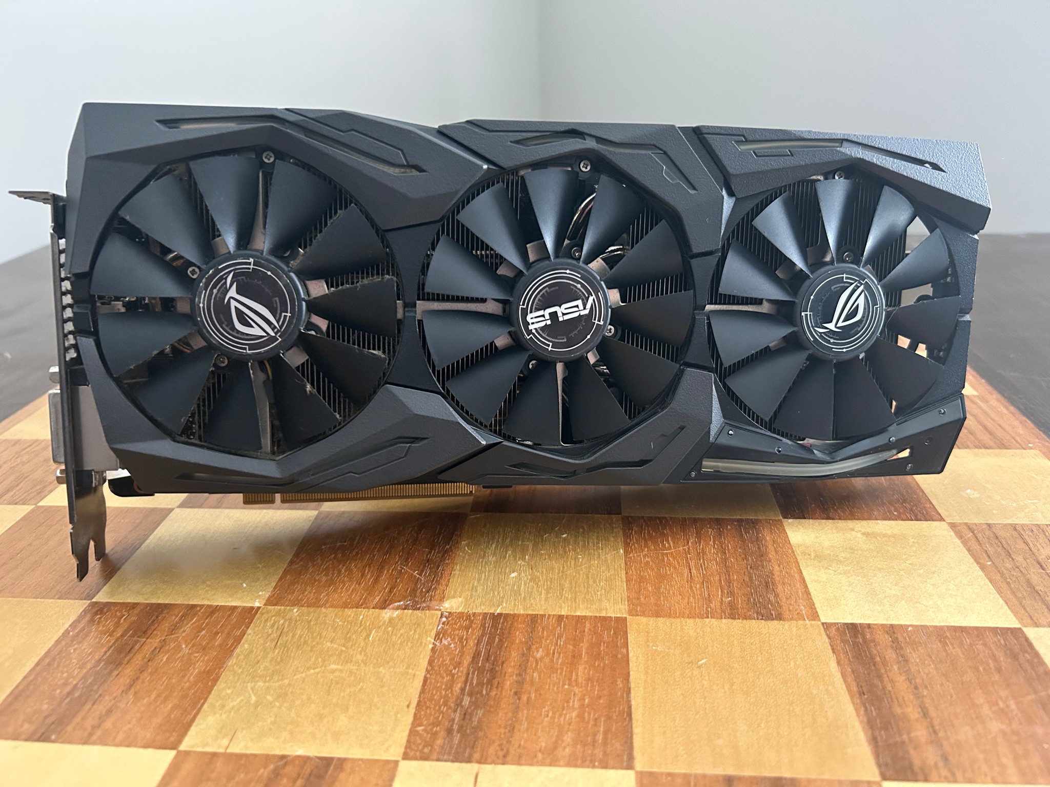 Asus ROG Strix GTX 1080Ti **SLIGHT DAMAGE**