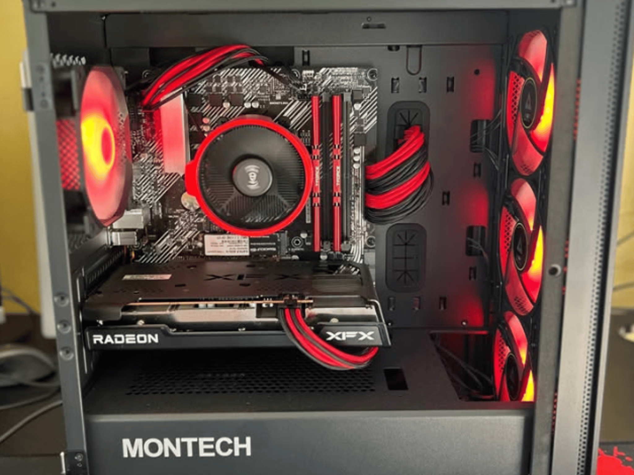 Black and Red Rx 6600/Ryzen 5 5500 PC