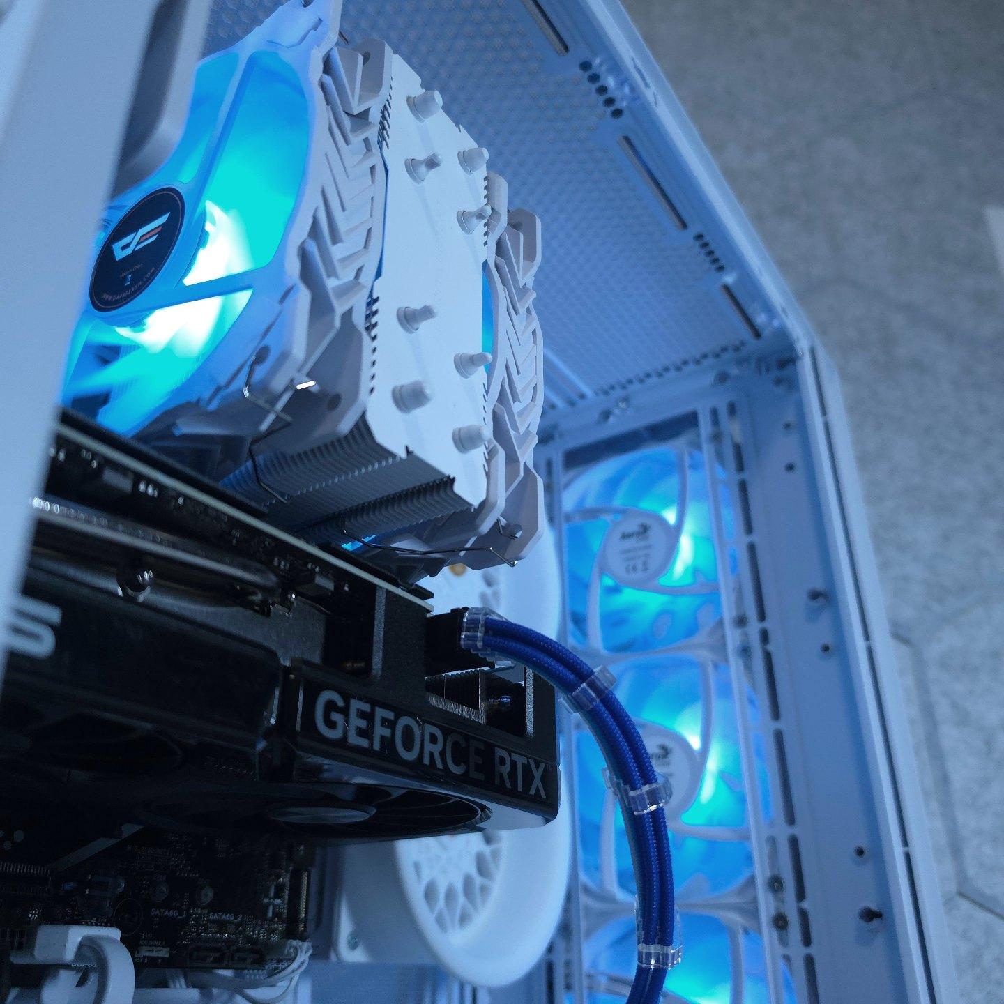 ASUS RTX 4070 💙 Core i7 14700F