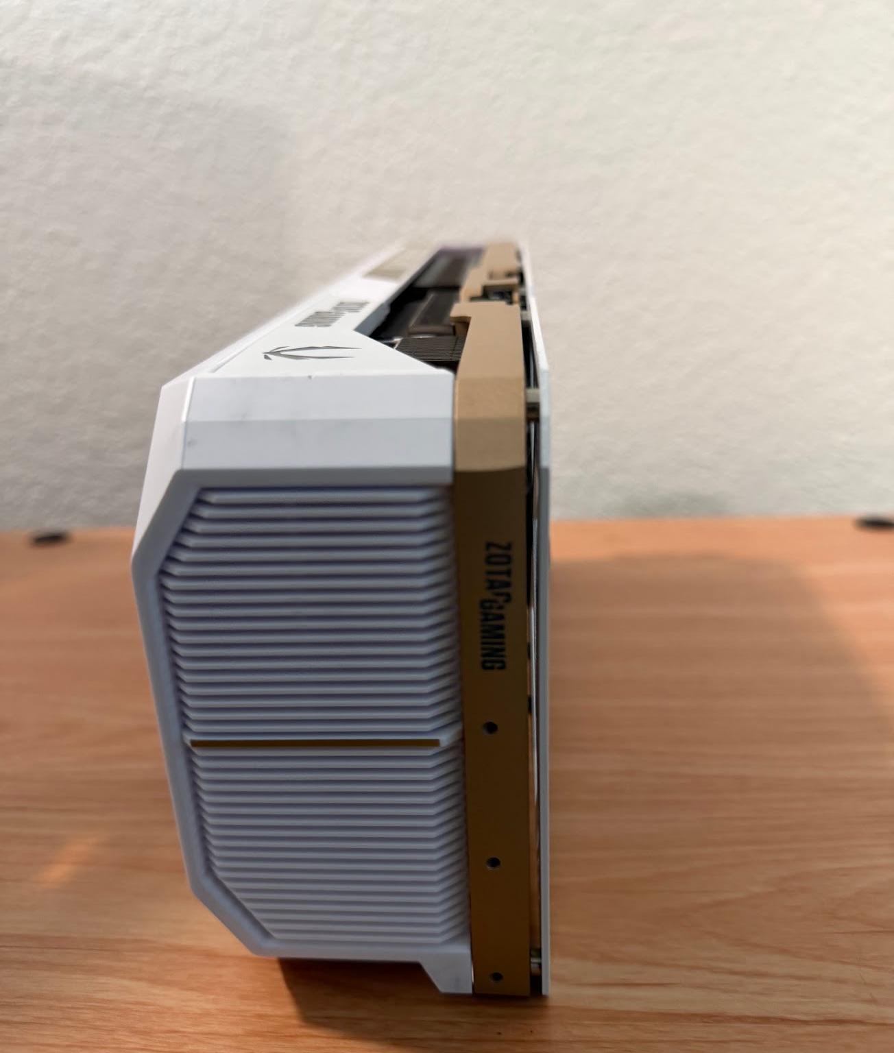 ZOTAC GAMING GeForce RTX 5080 SOLID OC White Edition - Image 3