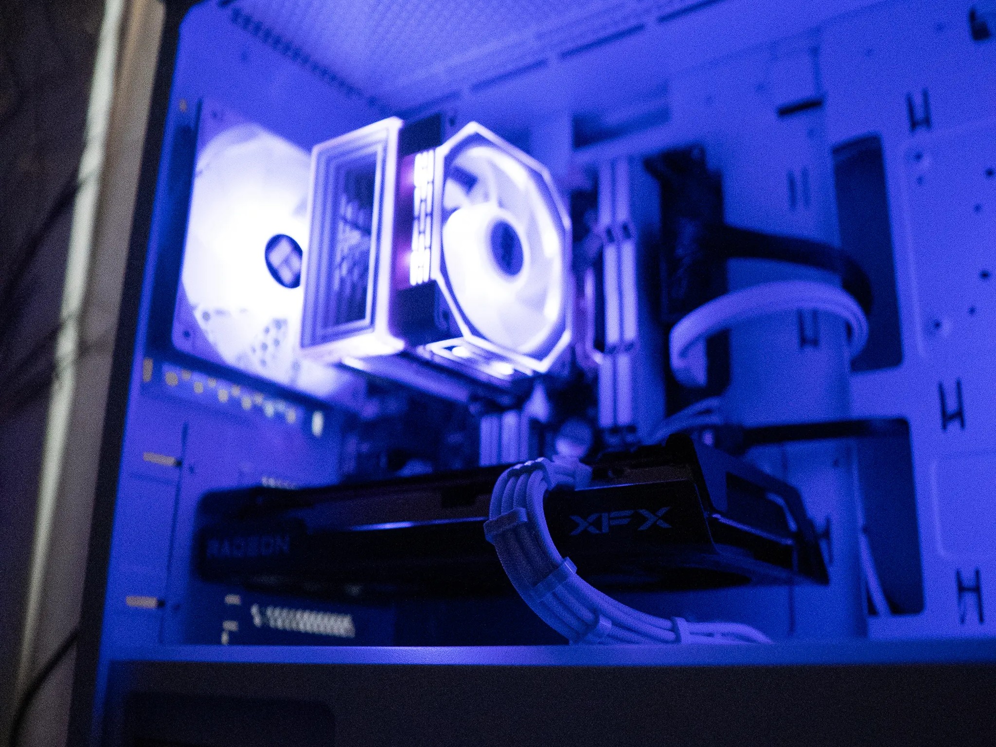 🌨🌨 | RX 7600 8GB | INTEL i7 9700 | 16GB DDR4 RAM | 1.25TB Storage | Arctic Snow 3.0