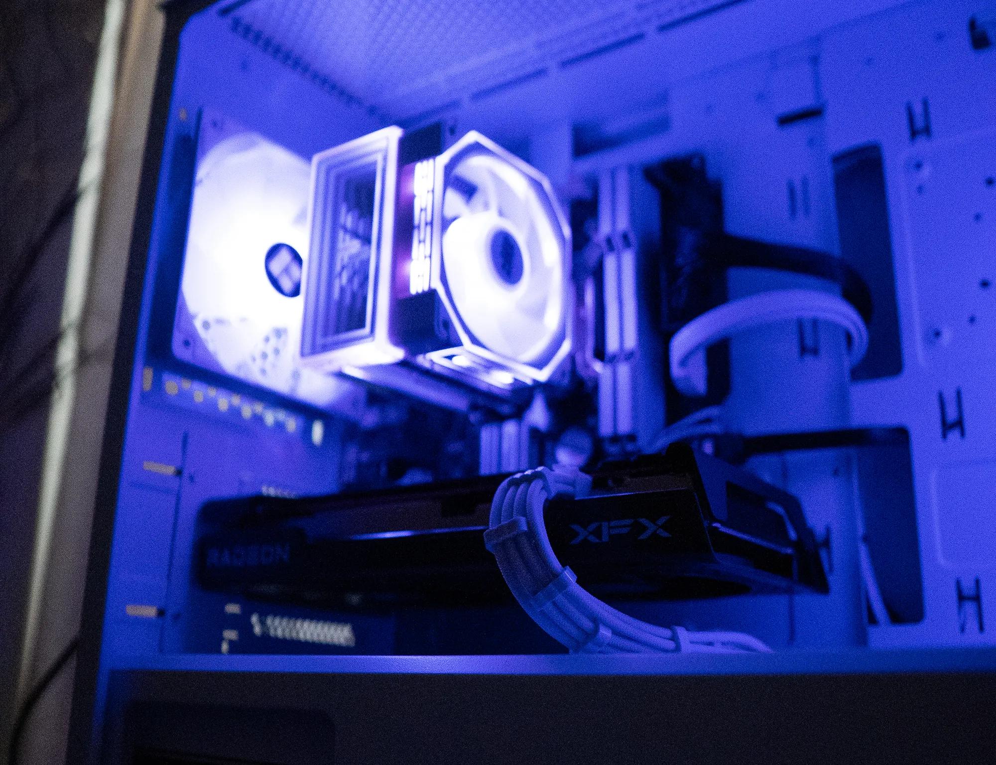 🌨🌨 | RX 7600 8GB | INTEL i7 9700 | 16GB DDR4 RAM | 1.25TB Storage | Arctic Snow 3.0